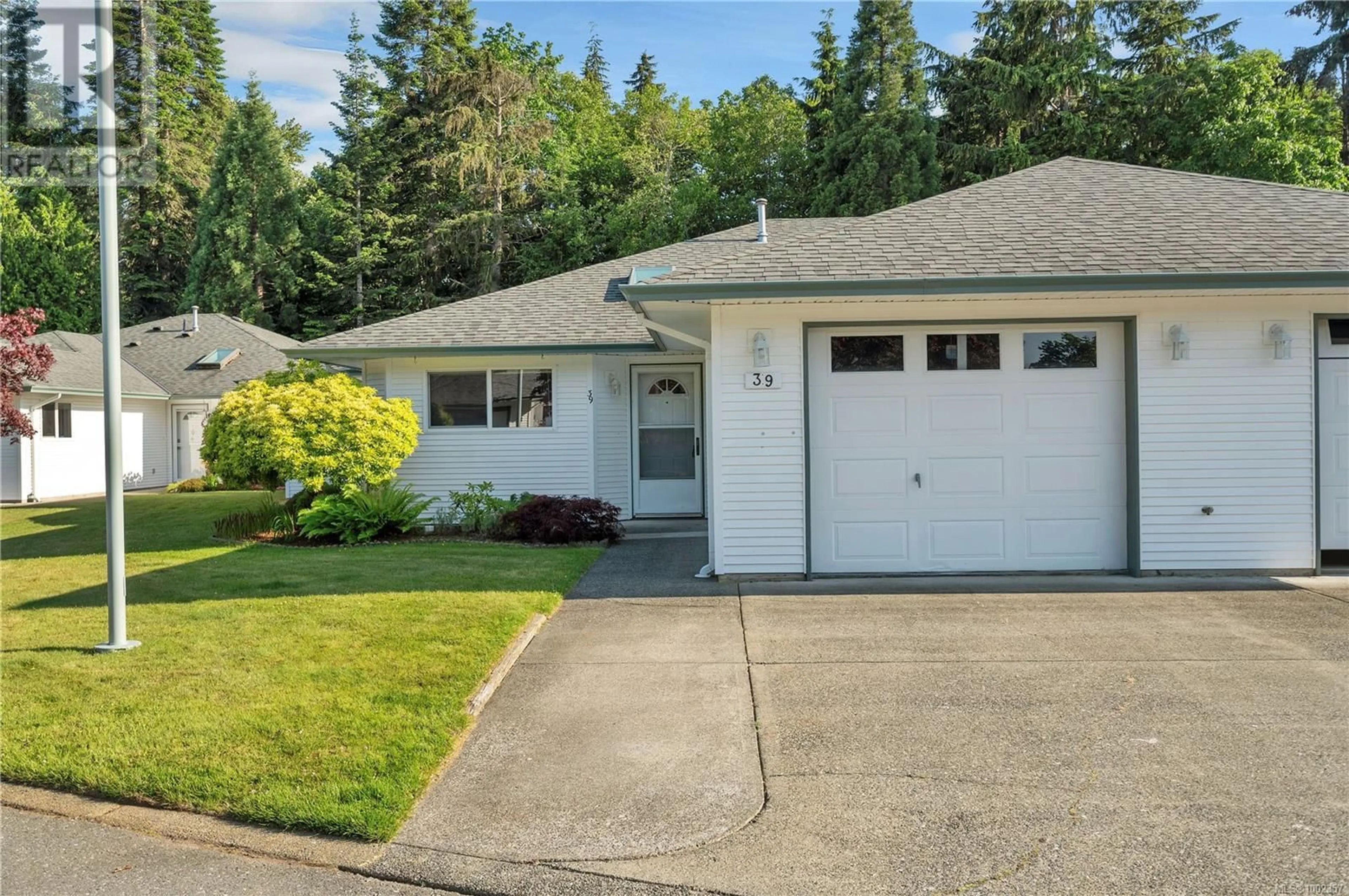 Home with vinyl exterior material, street for 39 - 396 HARROGATE ROAD, Campbell River British Columbia V9W1W2