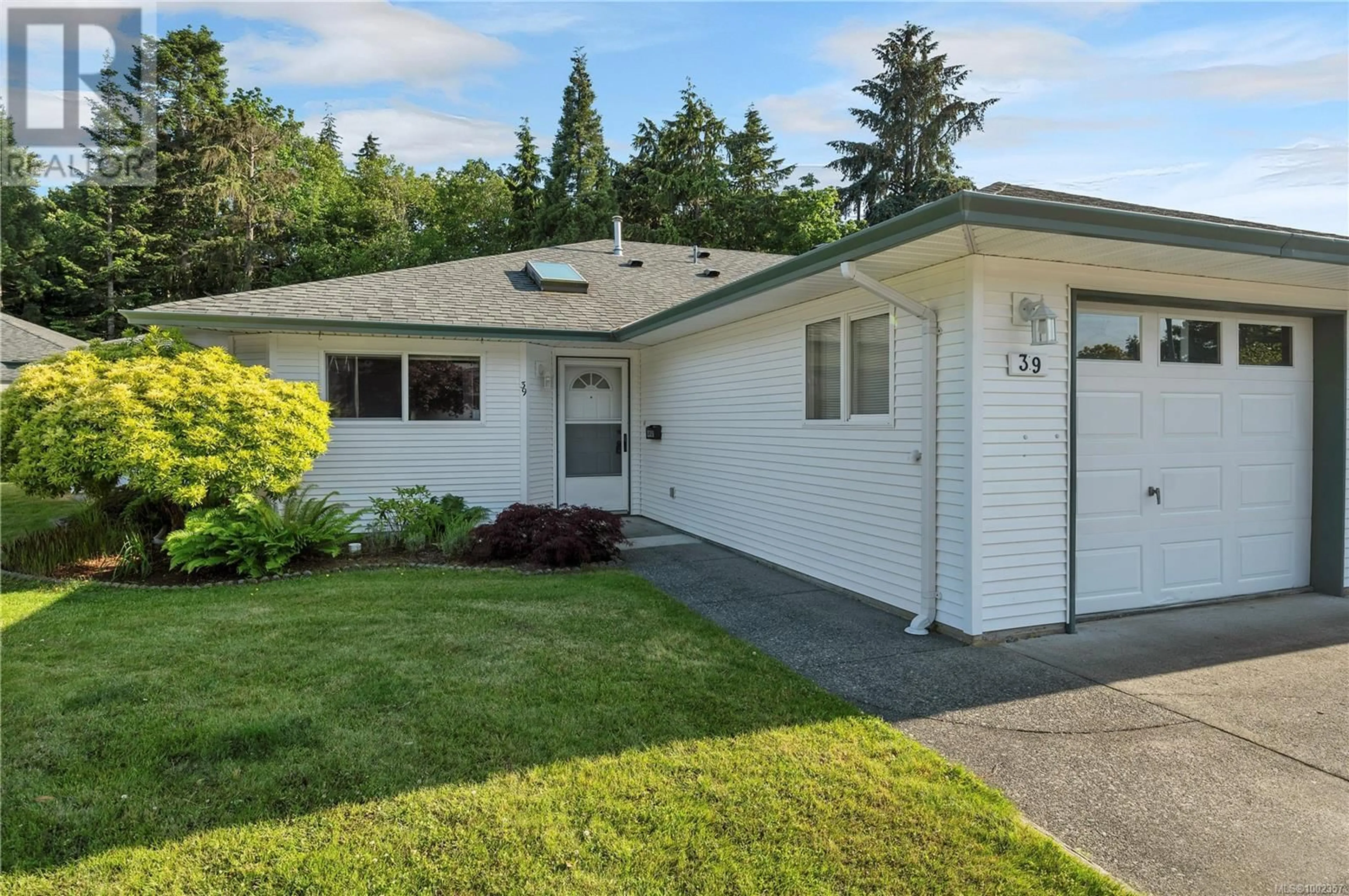 Home with vinyl exterior material, street for 39 - 396 HARROGATE ROAD, Campbell River British Columbia V9W1W2