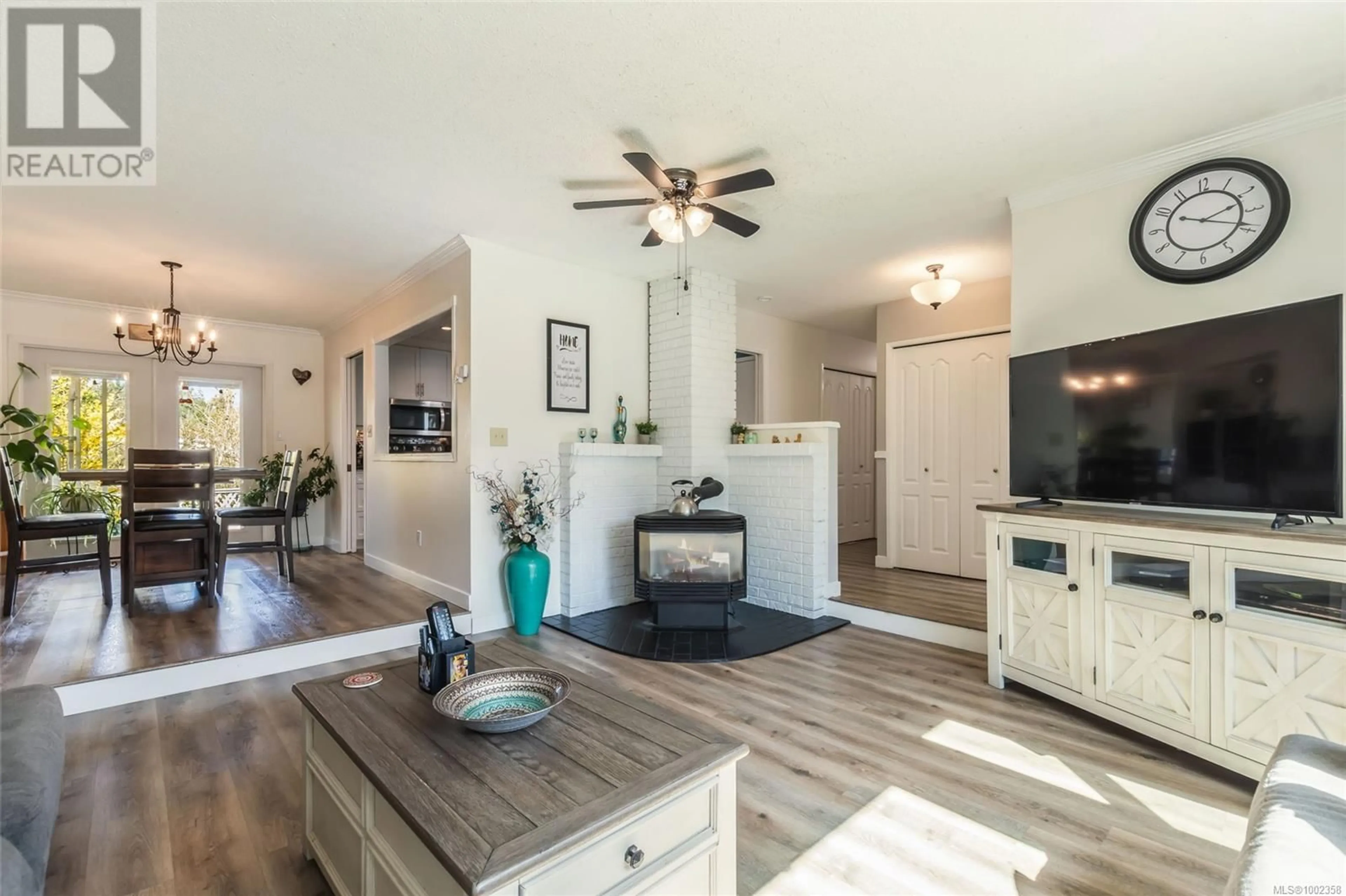 Living room with furniture, wood/laminate floor for 4505 WOODWINDS CRESCENT, Nanaimo British Columbia V9T4R3
