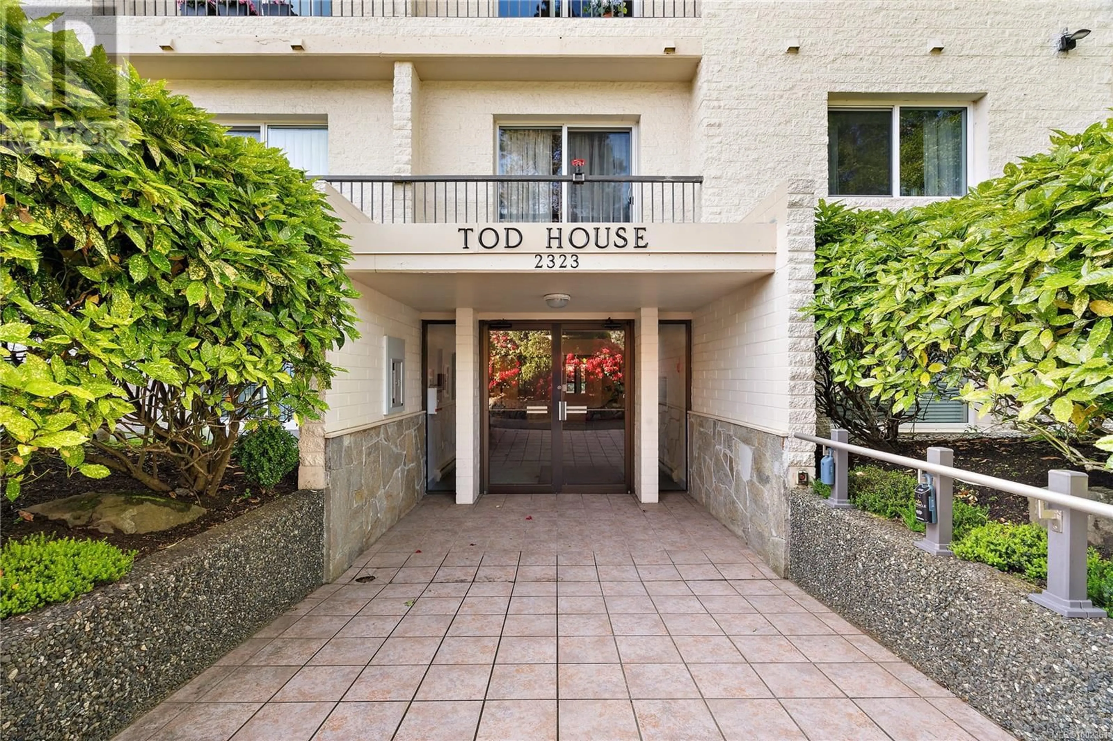 Indoor foyer for 403 - 2323 HAMIOTA STREET, Oak Bay British Columbia V8R2N1