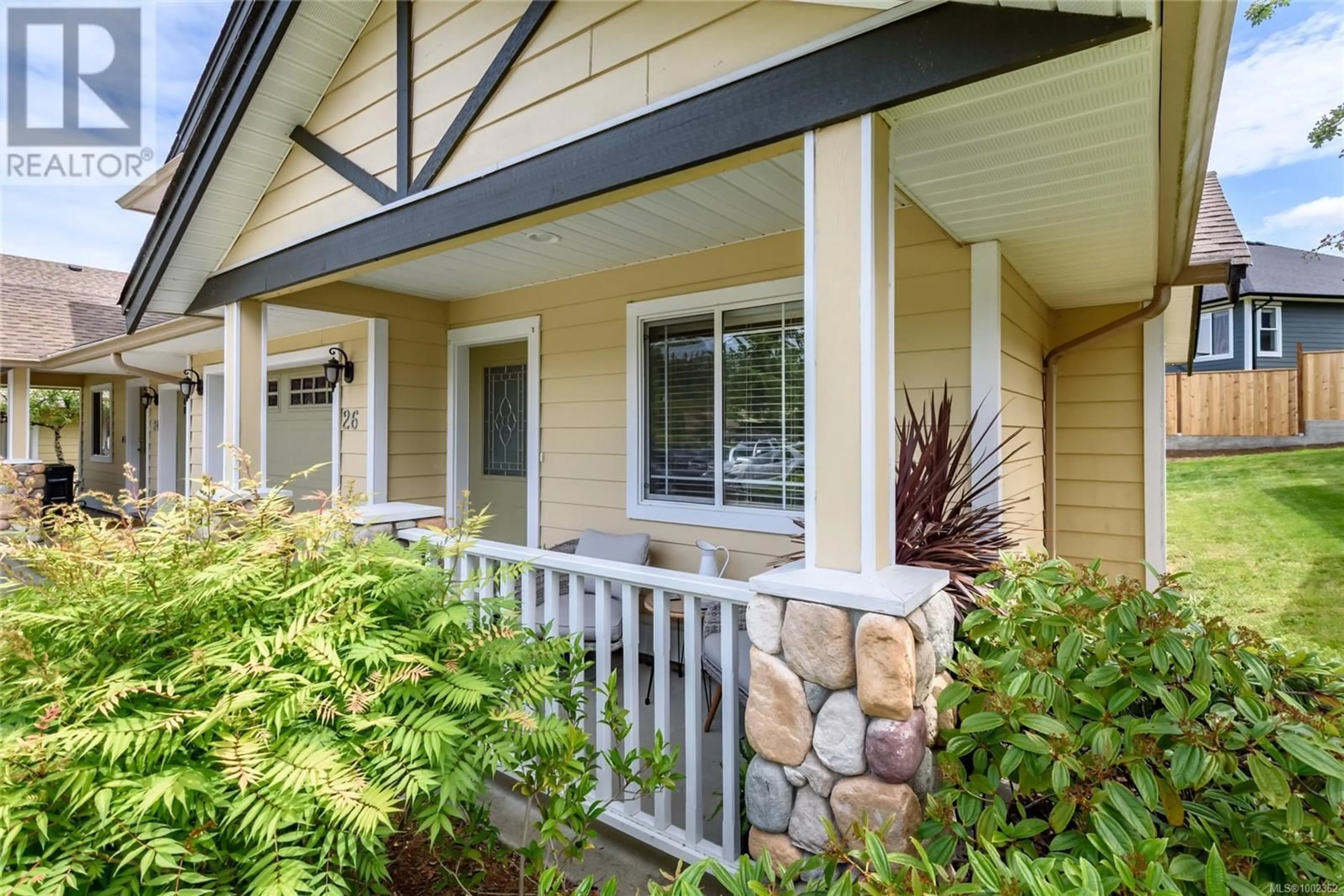 Home with vinyl exterior material, street for 26 - 2728 1ST STREET, Courtenay British Columbia V9N4A4