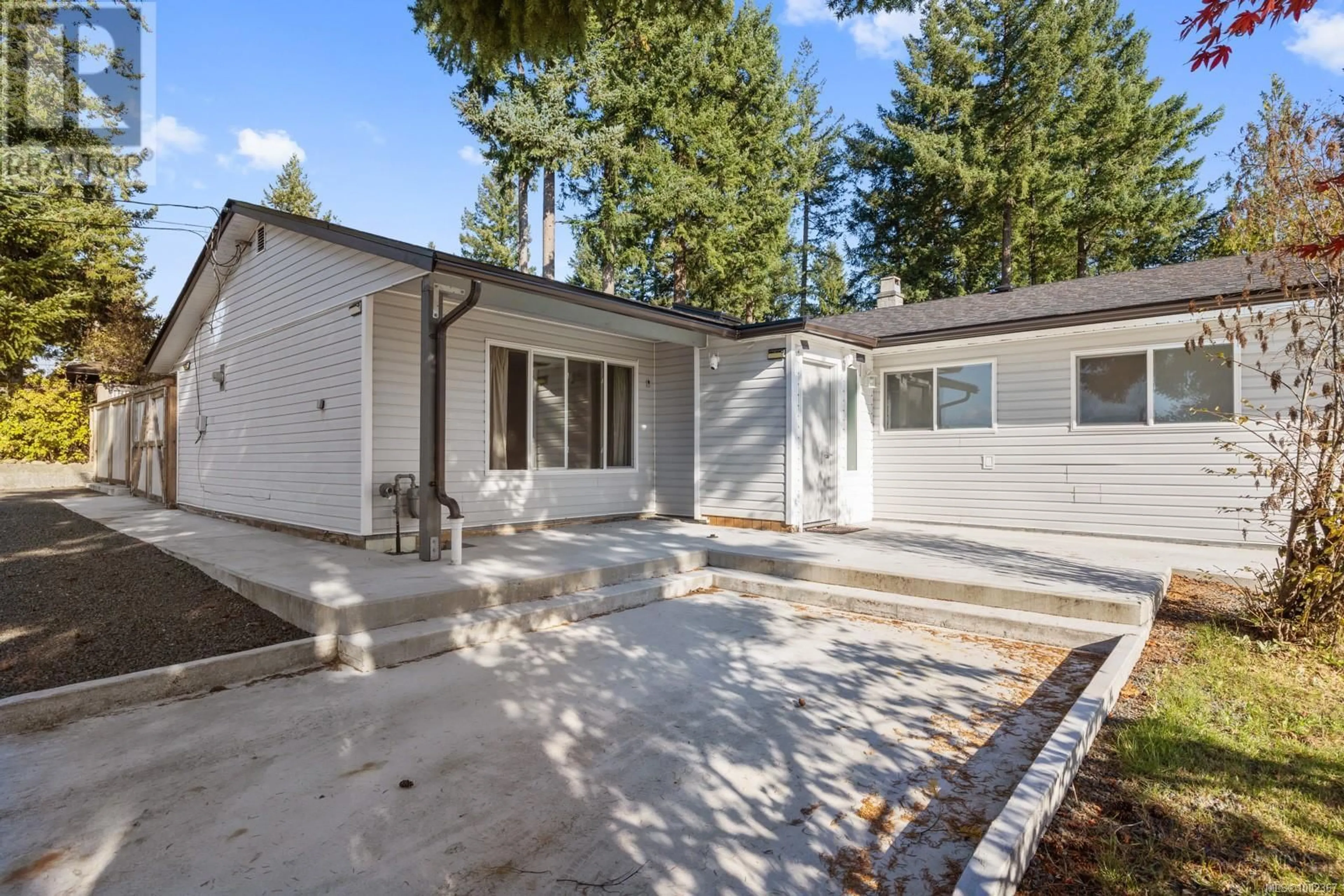 Home with vinyl exterior material, street for 755 LORNE CRESCENT, Campbell River British Columbia V9W5Z1