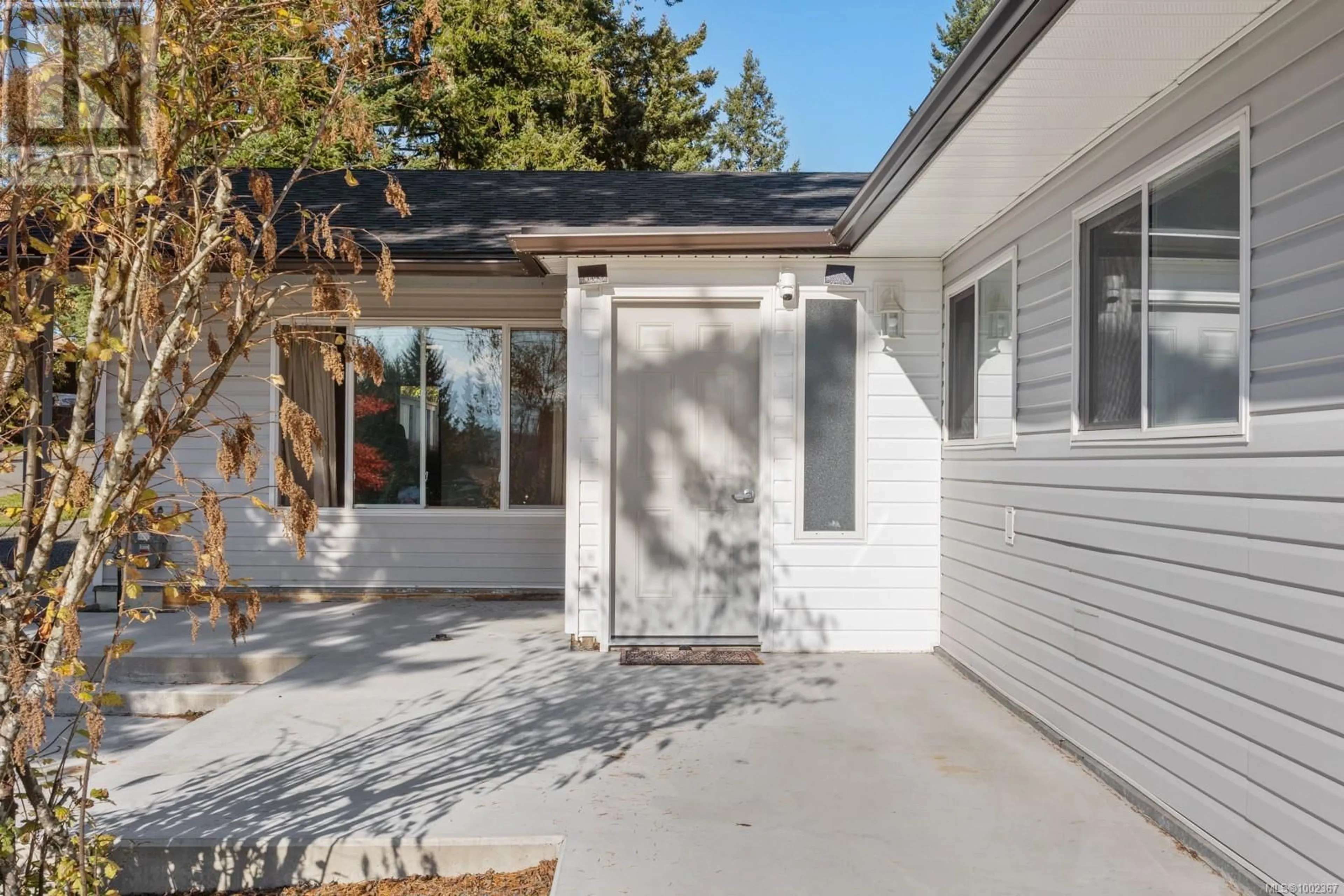 Home with vinyl exterior material, street for 755 LORNE CRESCENT, Campbell River British Columbia V9W5Z1