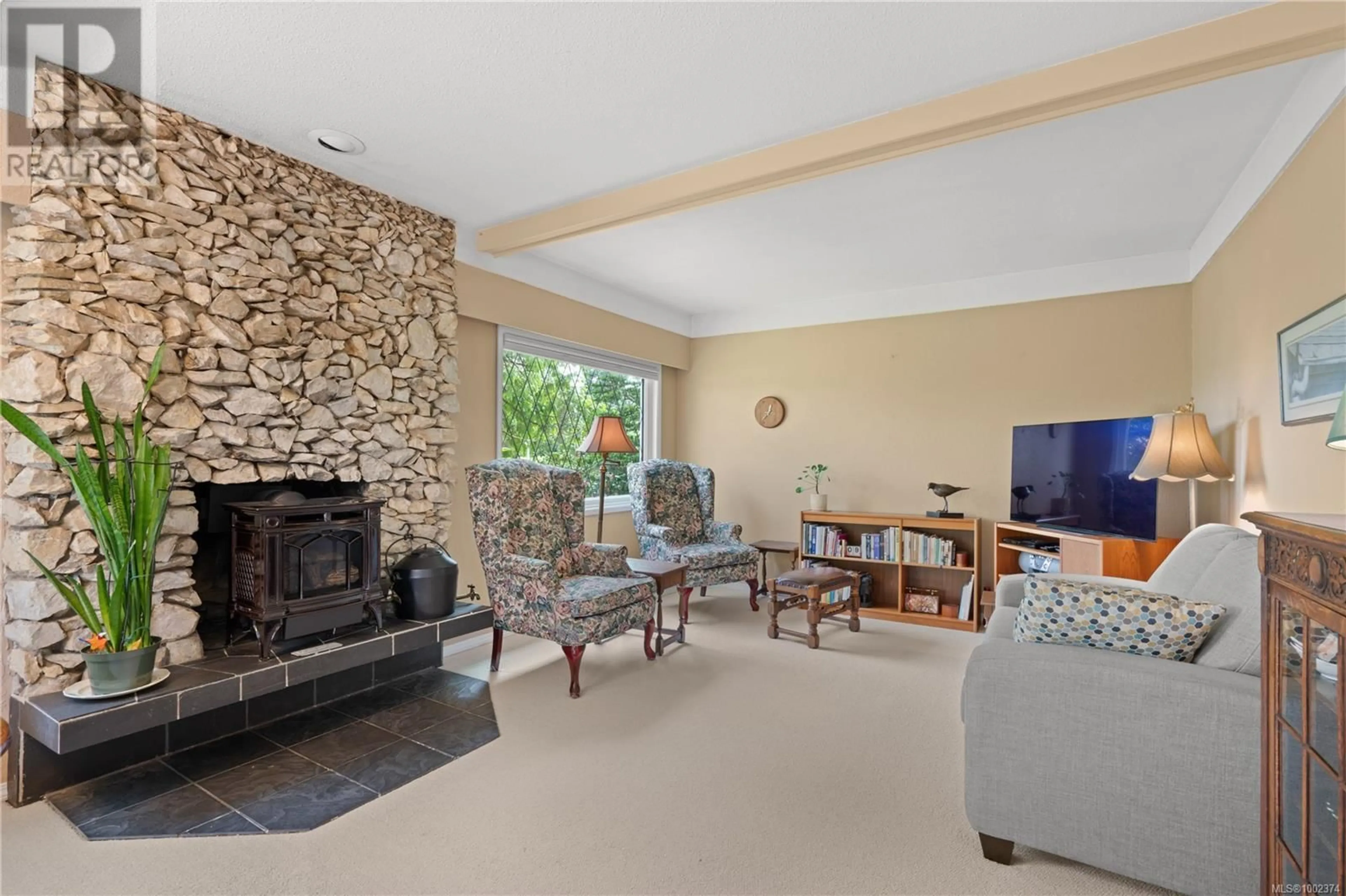 Living room with furniture, unknown for 10270 RESTHAVEN DRIVE, Sidney British Columbia V8L3H4