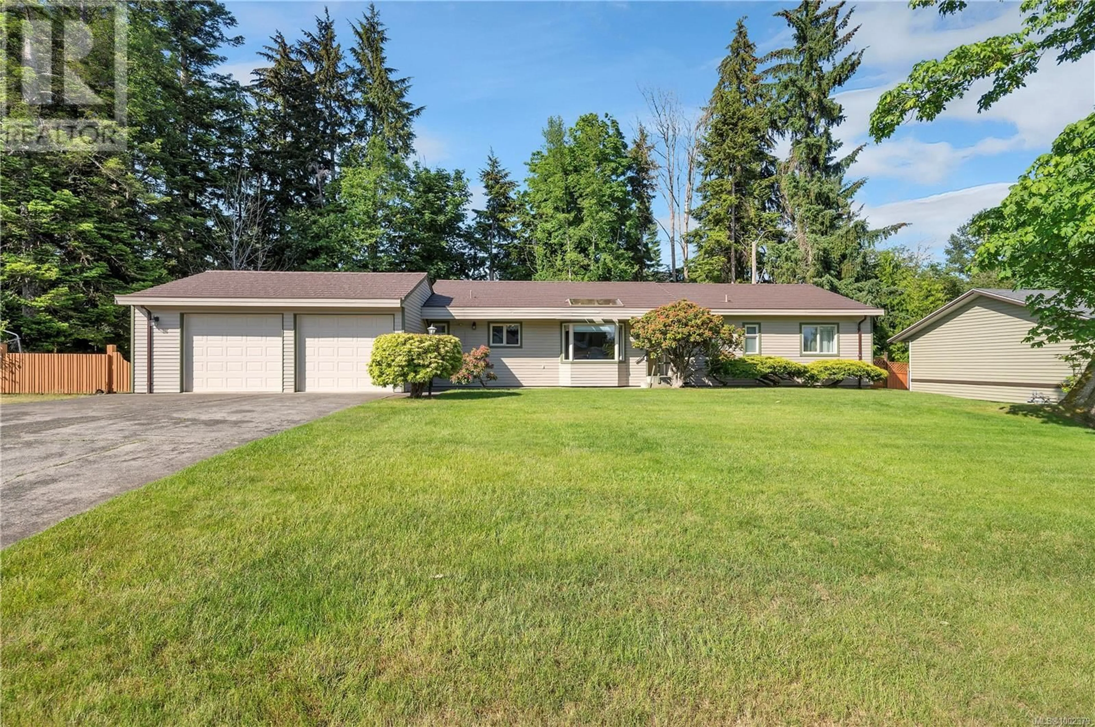 A pic from outside/outdoor area/front of a property/back of a property/a pic from drone, street for 330 COTTONWOOD DRIVE, Campbell River British Columbia V9W6P5