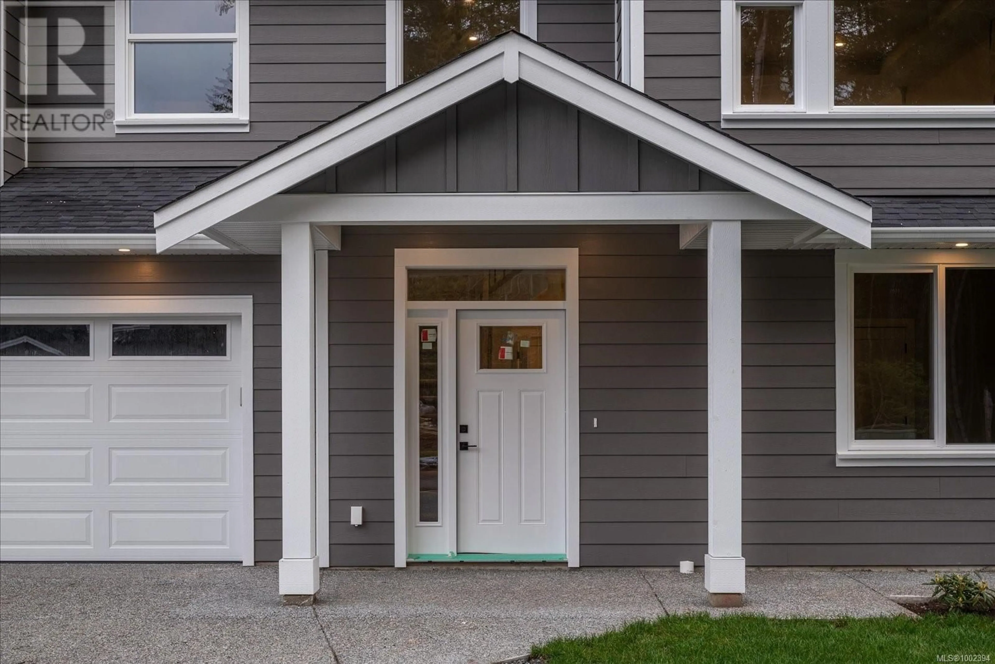 Home with vinyl exterior material, street for 811 STRINGER WAY, Ladysmith British Columbia V9G0A7
