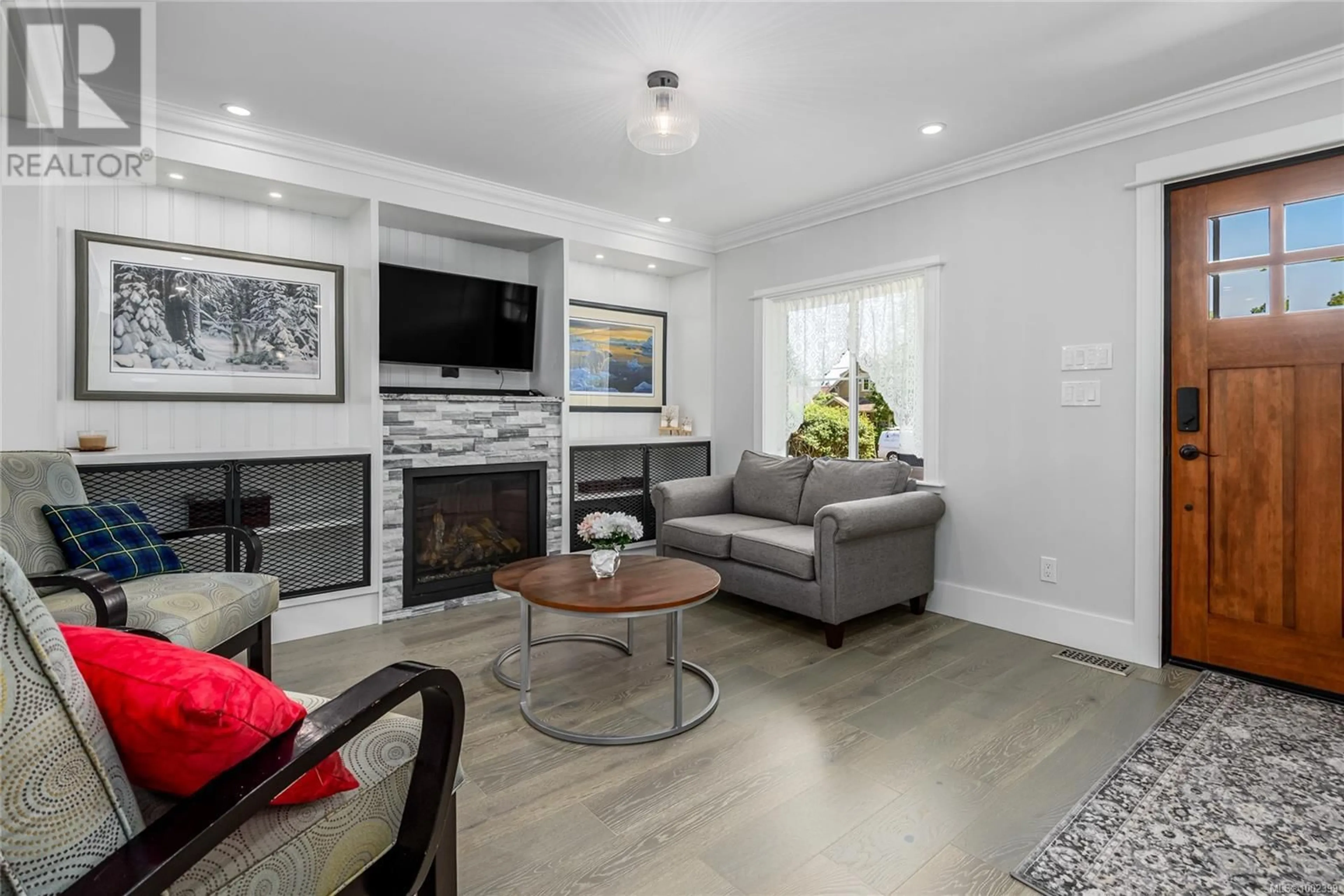 Living room with furniture, wood/laminate floor for 877 3RD STREET, Courtenay British Columbia V9N1E9