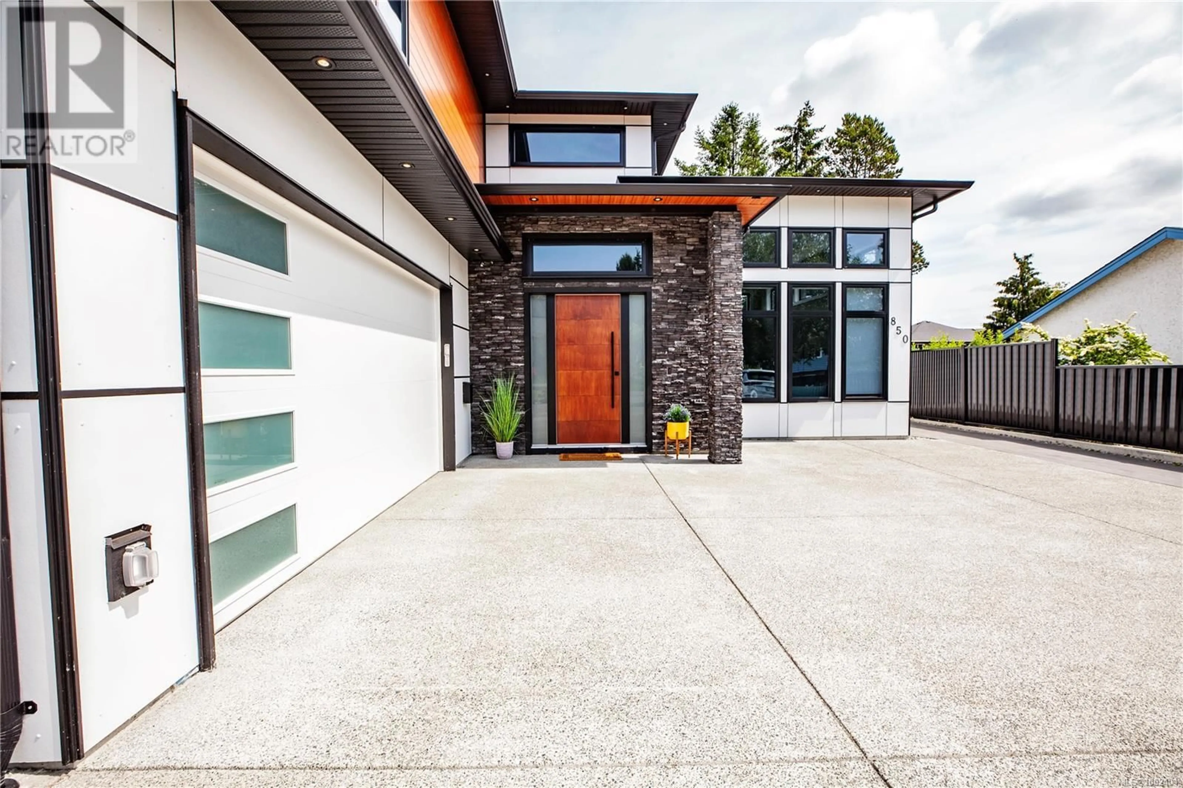 Home with brick exterior material, street for 850 SNOWDROP AVENUE, Saanich British Columbia V8Z2N4