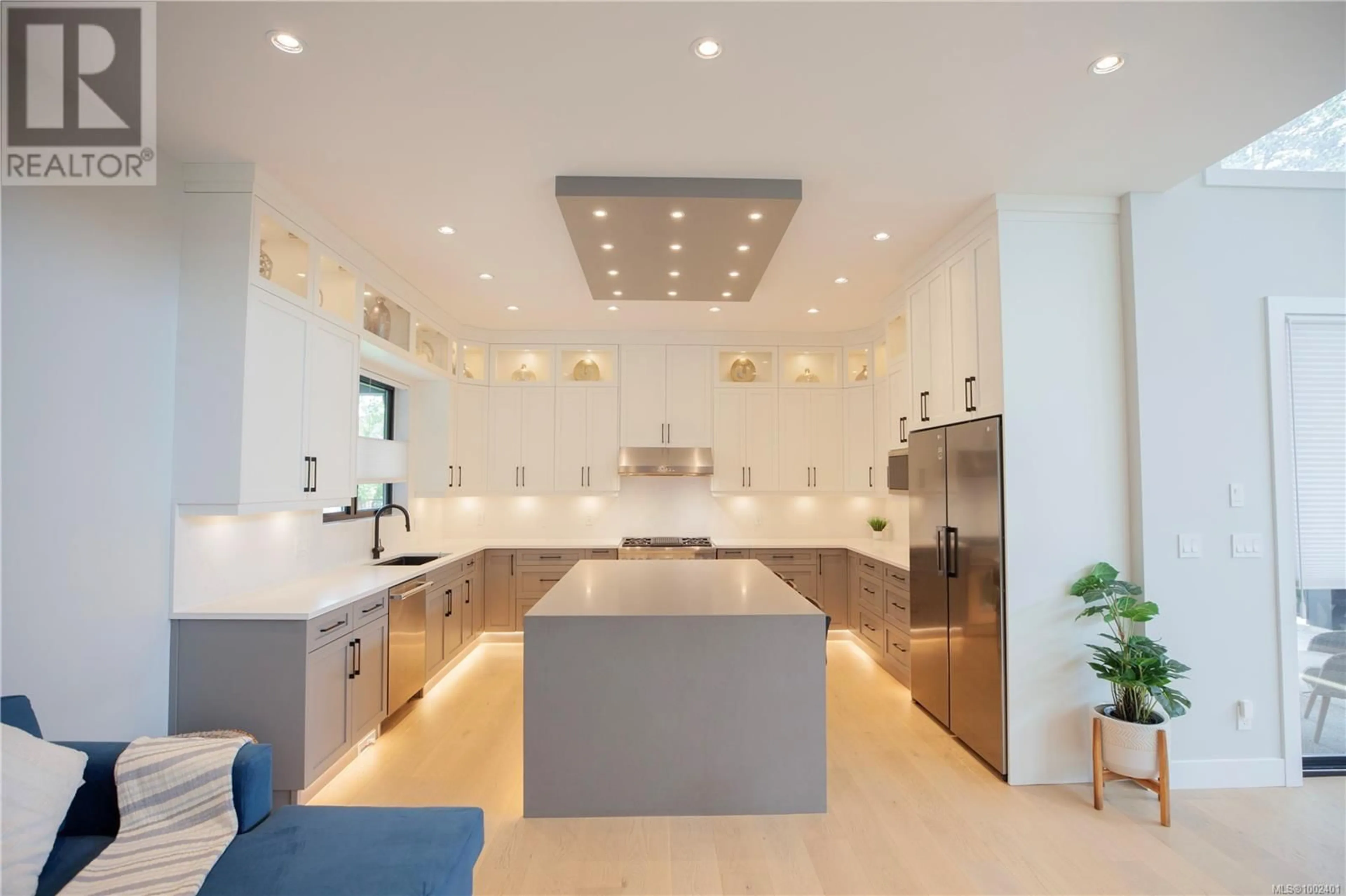 Contemporary kitchen, ceramic/tile floor for 850 SNOWDROP AVENUE, Saanich British Columbia V8Z2N4