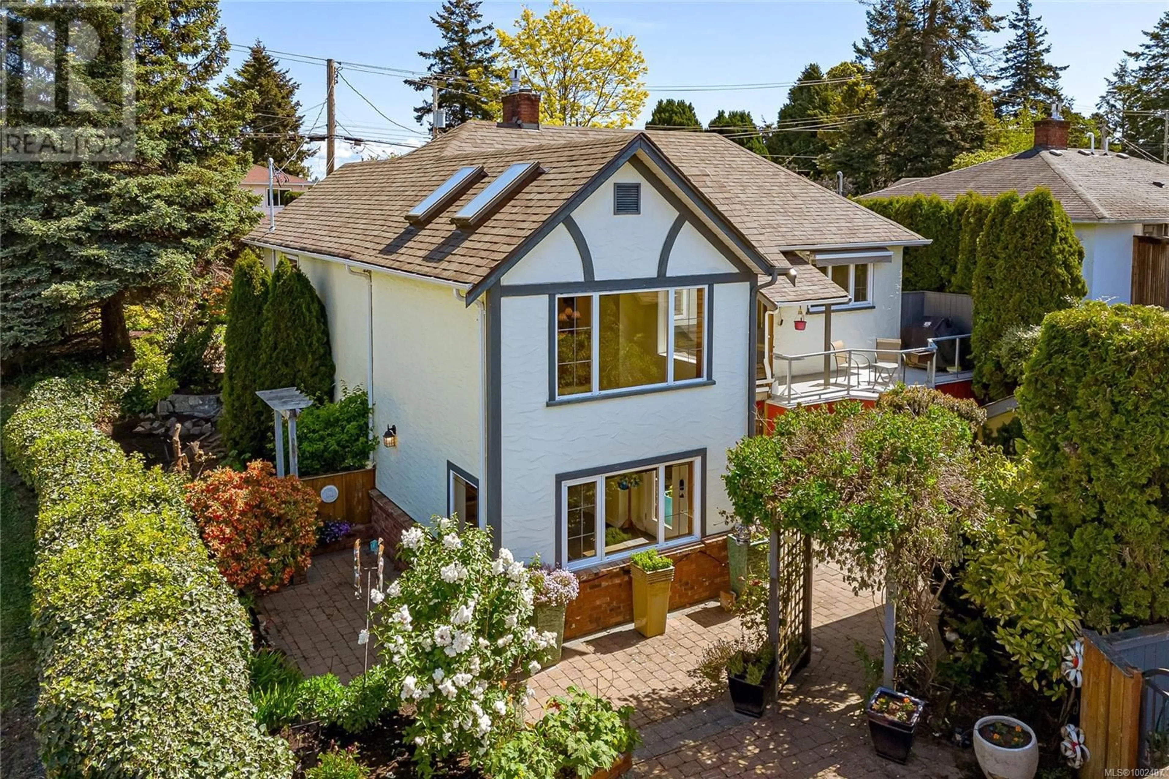 A pic from outside/outdoor area/front of a property/back of a property/a pic from drone, street for 3872 CAREY ROAD, Saanich British Columbia V8Z4C7