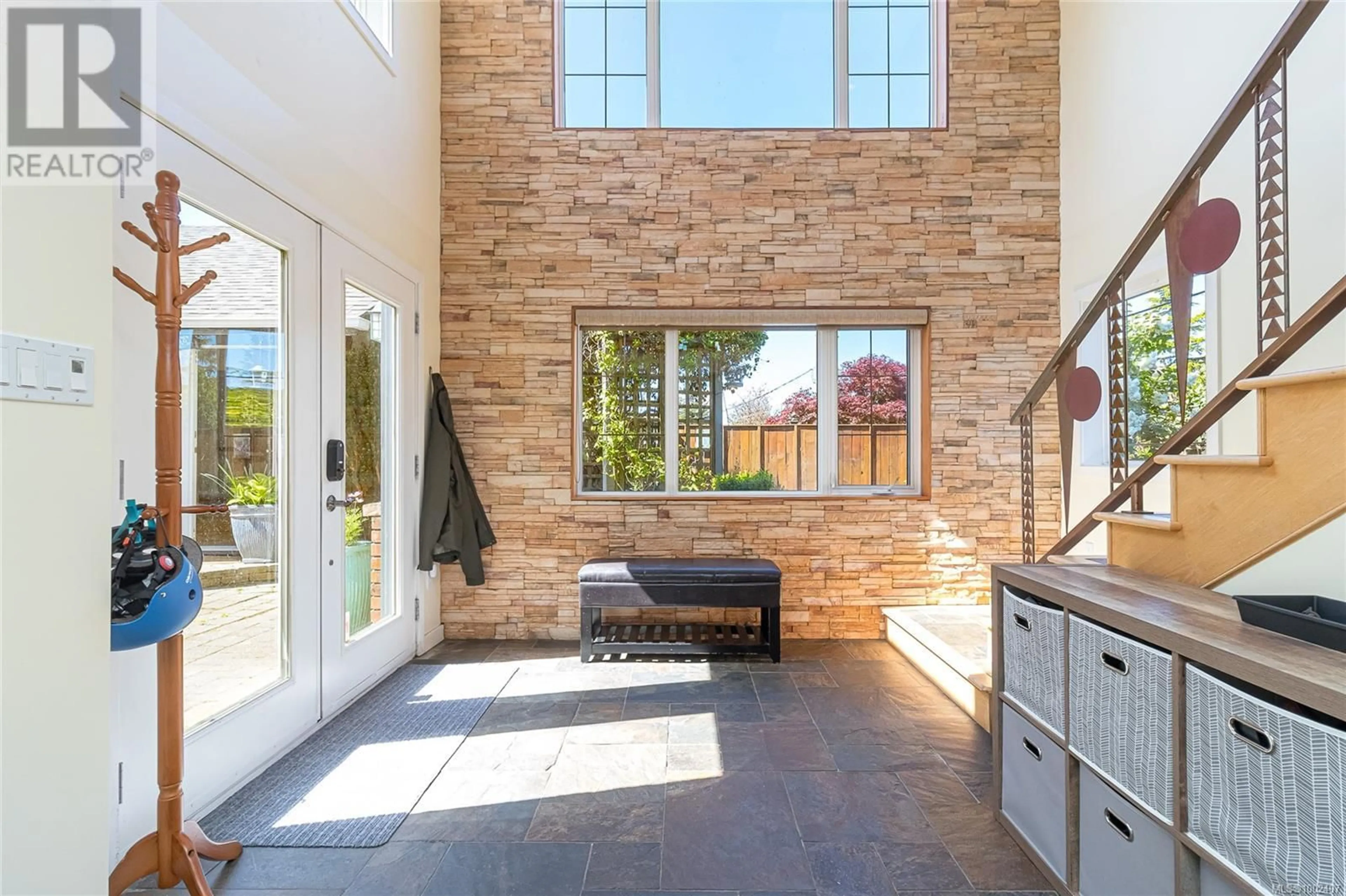Indoor entryway for 3872 CAREY ROAD, Saanich British Columbia V8Z4C7