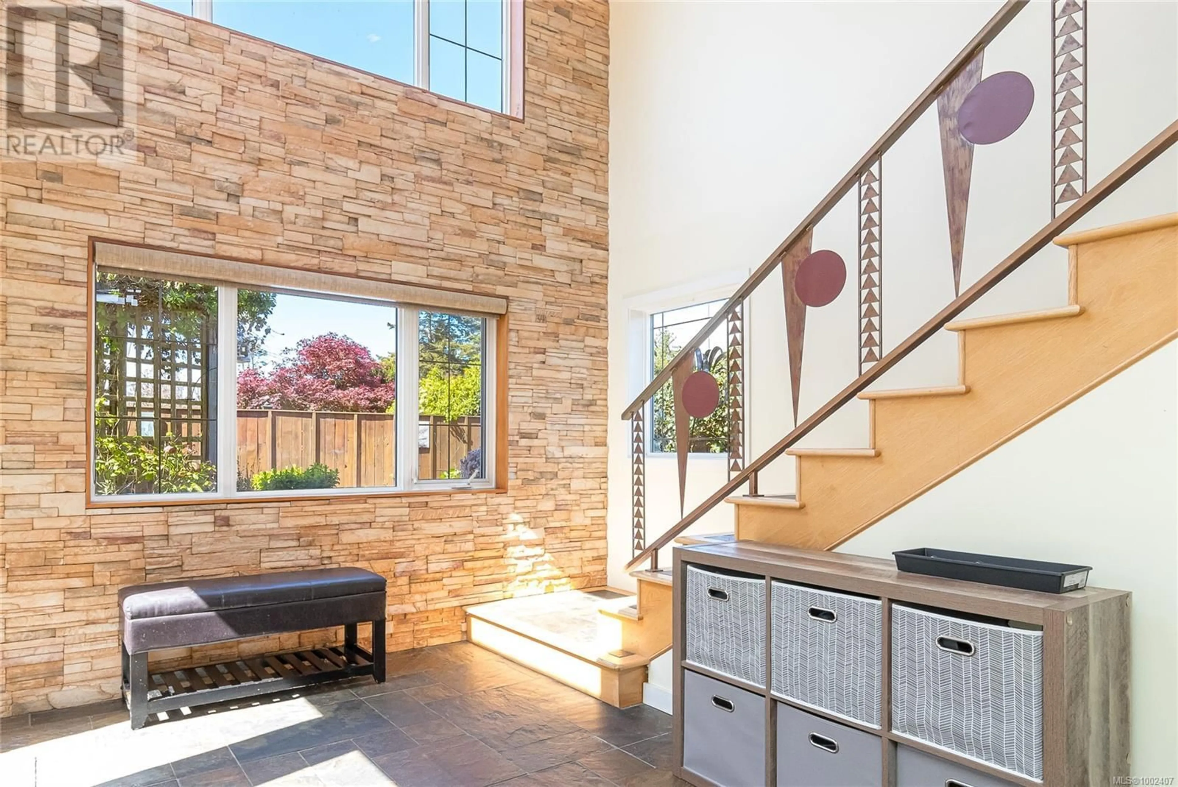 Indoor entryway for 3872 CAREY ROAD, Saanich British Columbia V8Z4C7