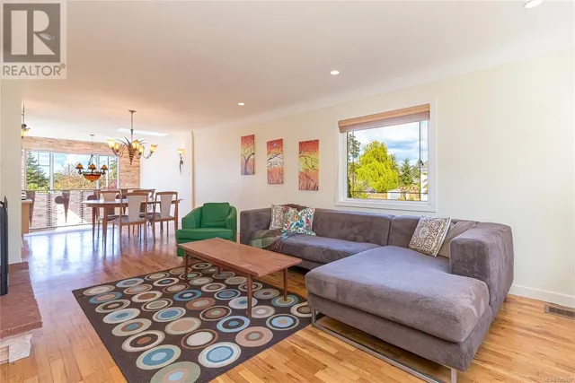 3872 CAREY ROAD, Saanich 5