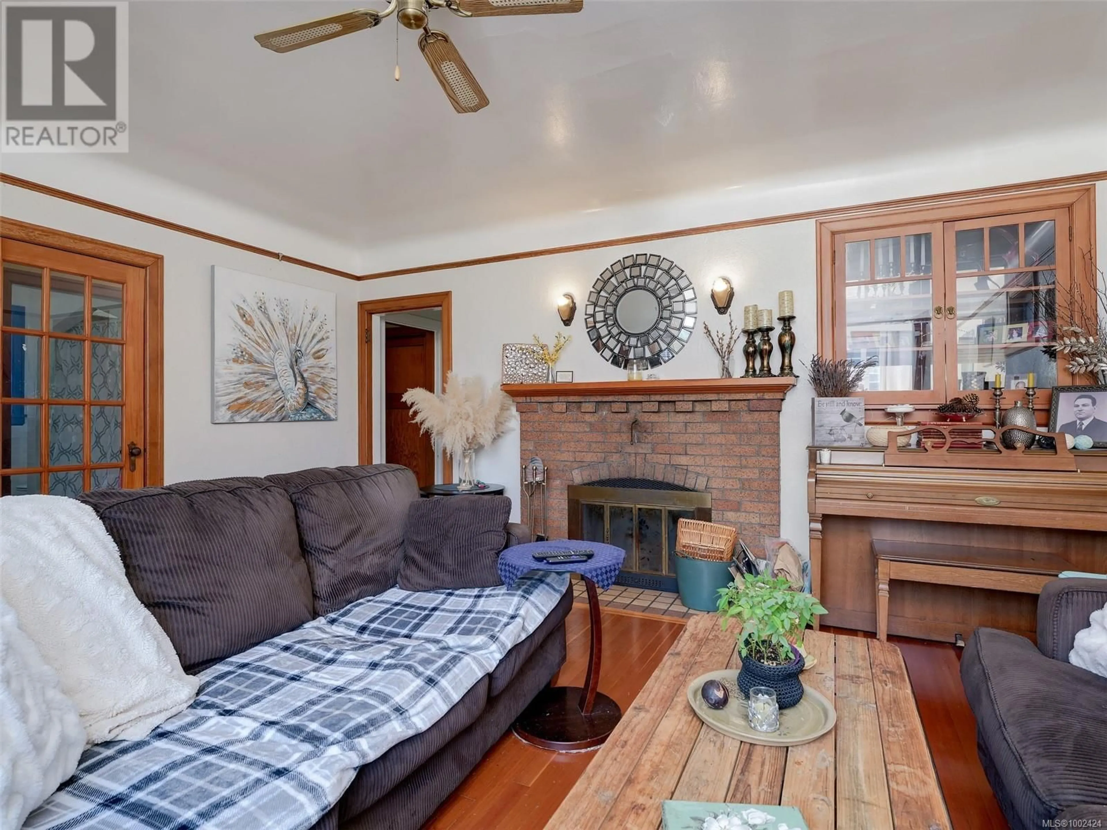 Living room with furniture, wood/laminate floor for 866A OLD ESQUIMALT ROAD, Esquimalt British Columbia V9A4X2