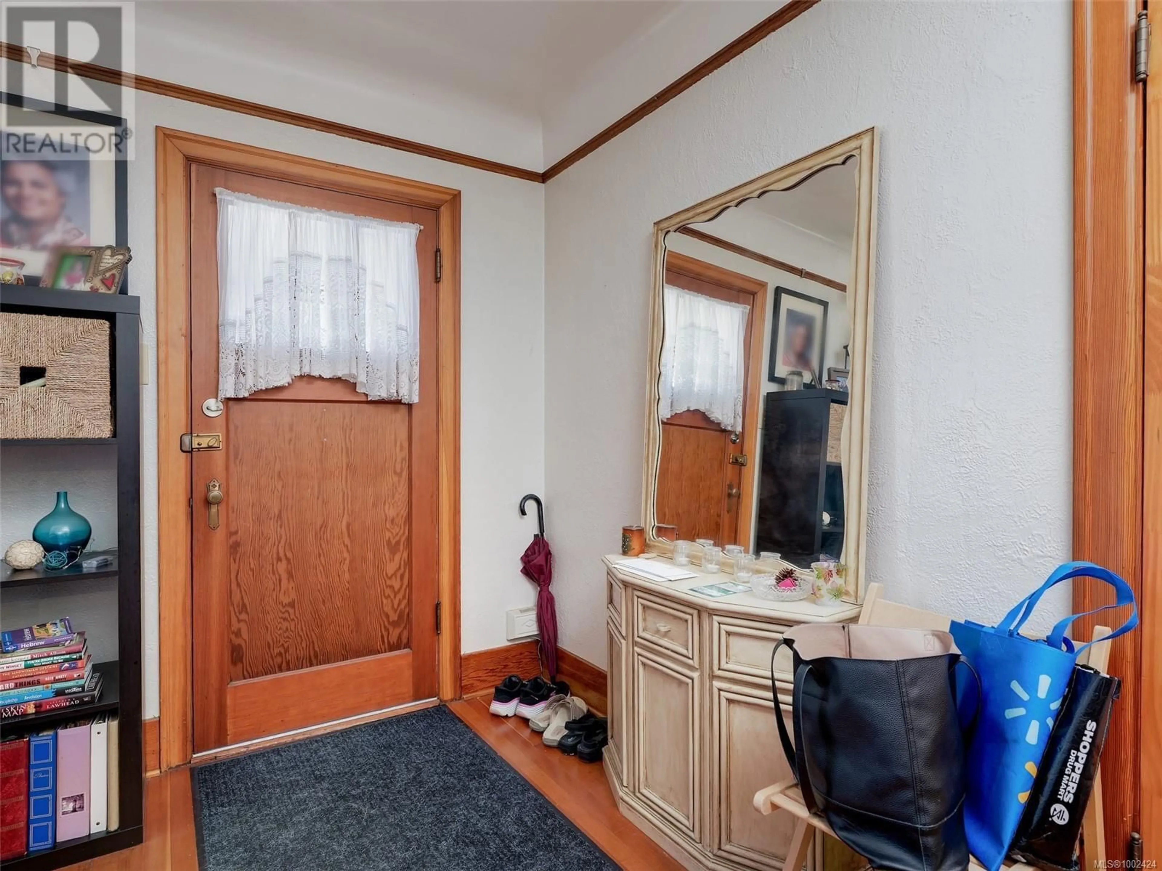 Indoor entryway for 866A OLD ESQUIMALT ROAD, Esquimalt British Columbia V9A4X2