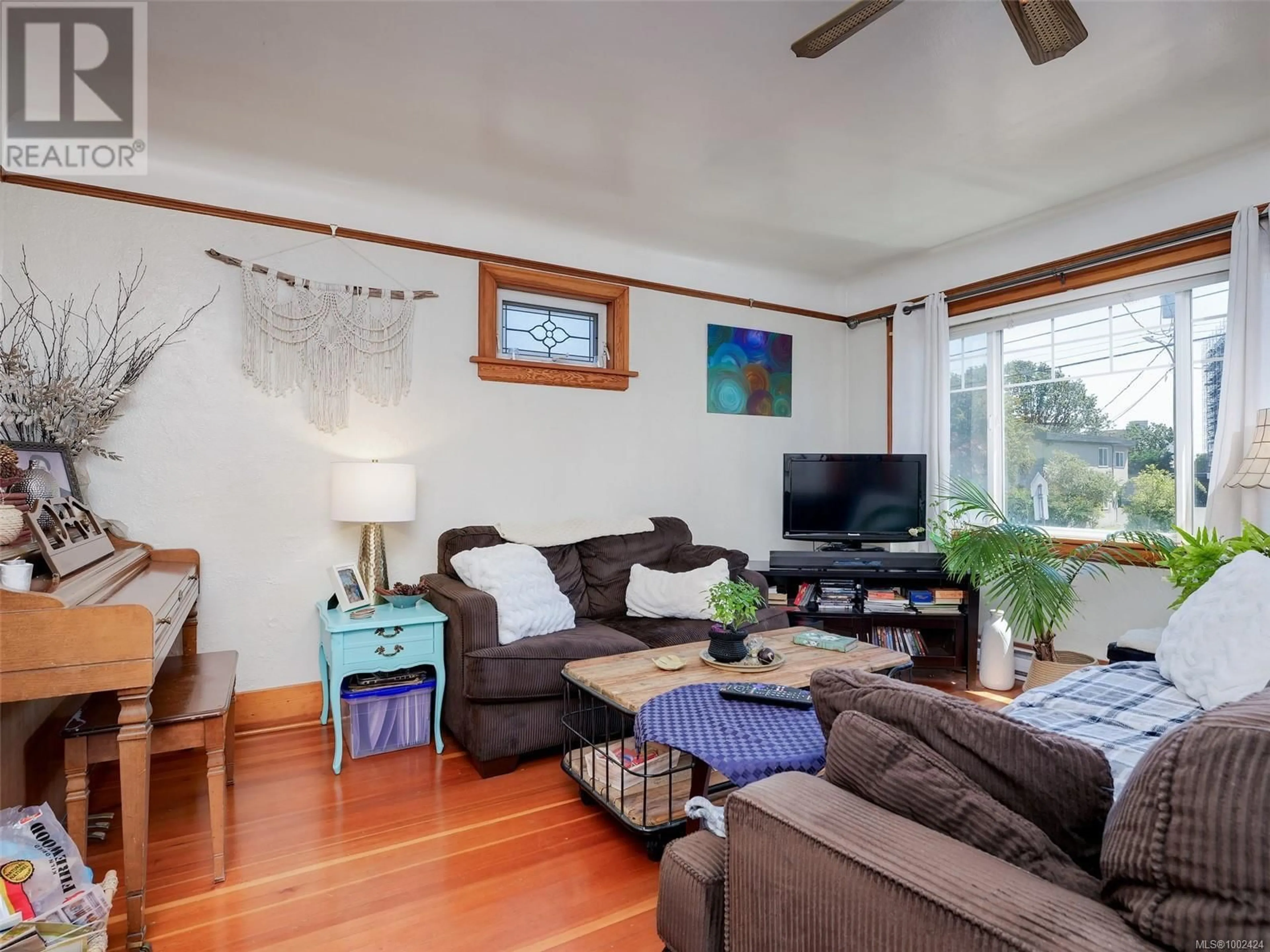 Living room with furniture, wood/laminate floor for 866A OLD ESQUIMALT ROAD, Esquimalt British Columbia V9A4X2