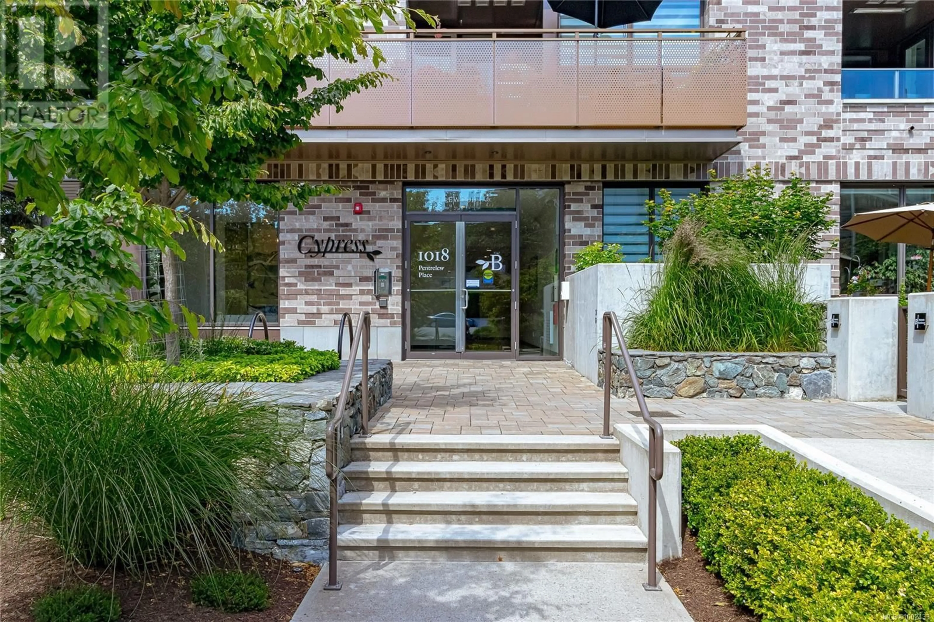 Indoor foyer for 208 - 1018 PENTRELEW PLACE, Victoria British Columbia V8V4J4
