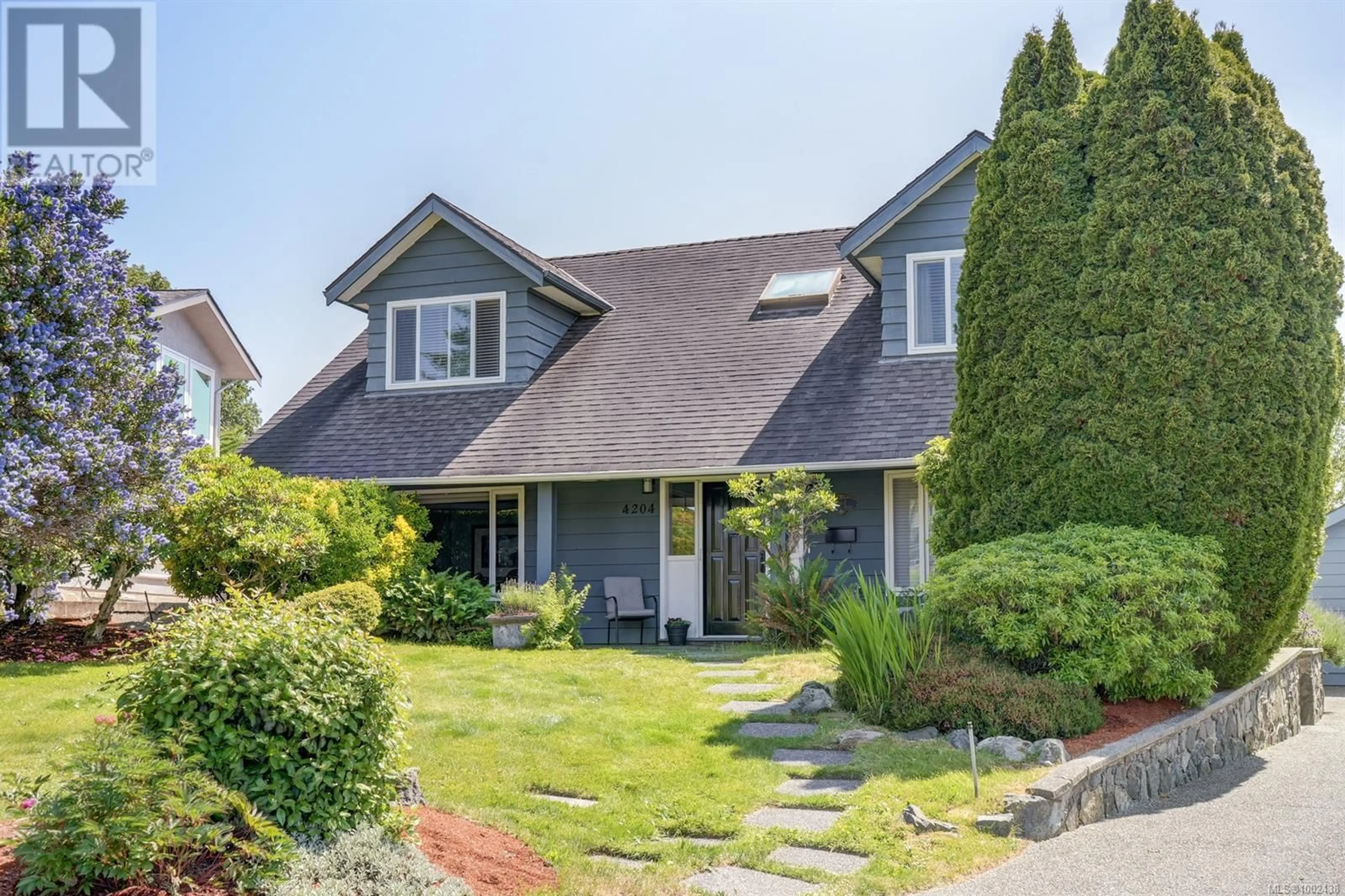 Home with vinyl exterior material, street for 4204 KEEWATIN PLACE, Saanich British Columbia V8X4L1