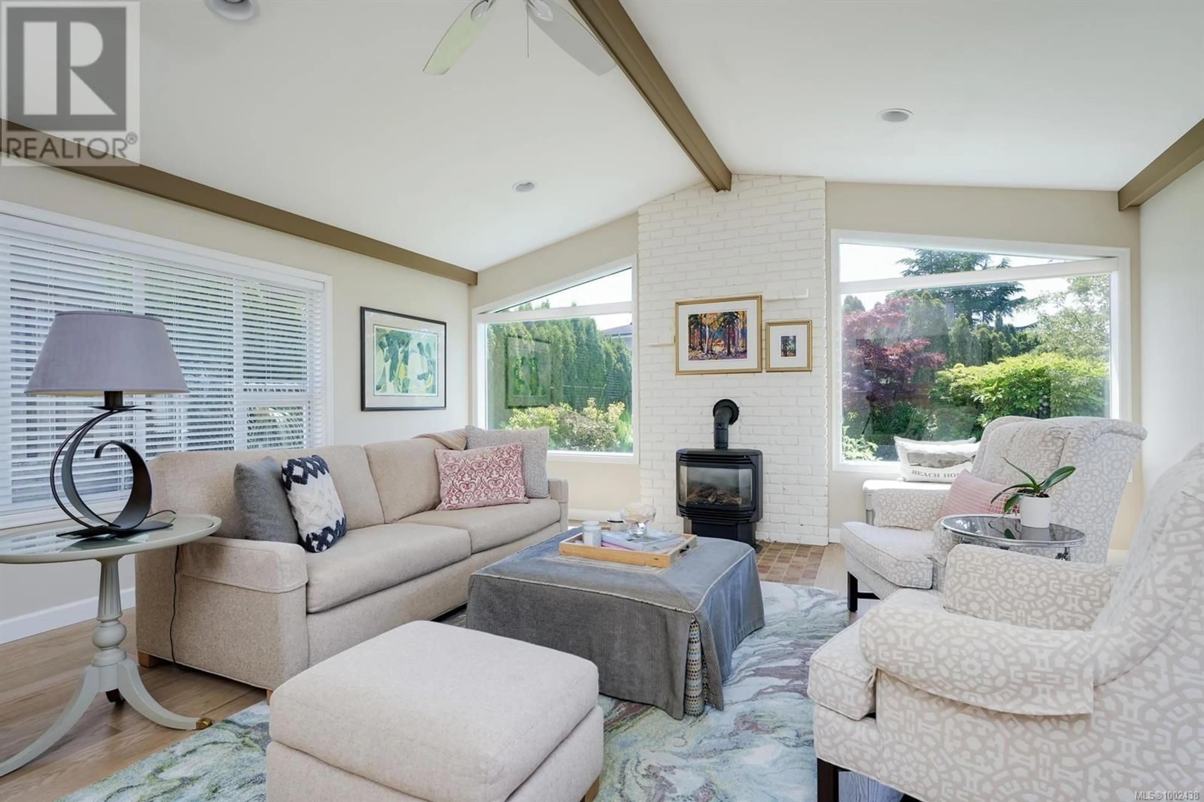 Living room with furniture, unknown for 4204 KEEWATIN PLACE, Saanich British Columbia V8X4L1