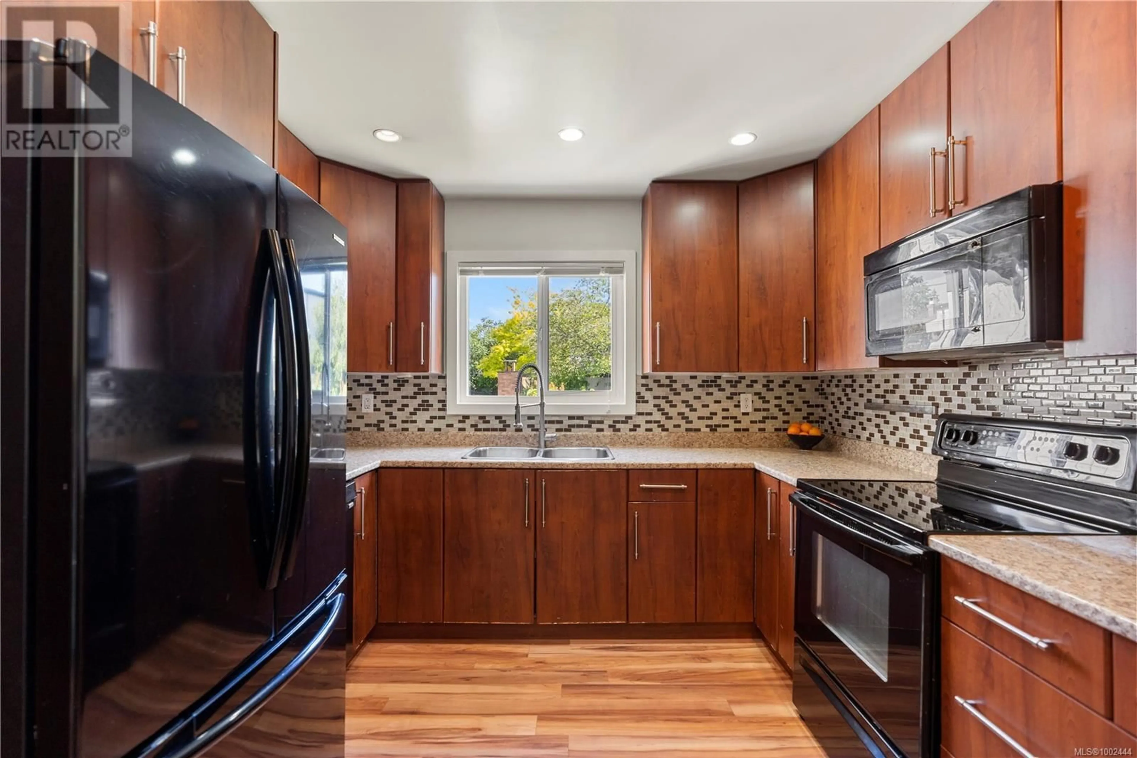Standard kitchen, unknown for 114 - 984 DUNFORD AVENUE, Langford British Columbia V9B2S3
