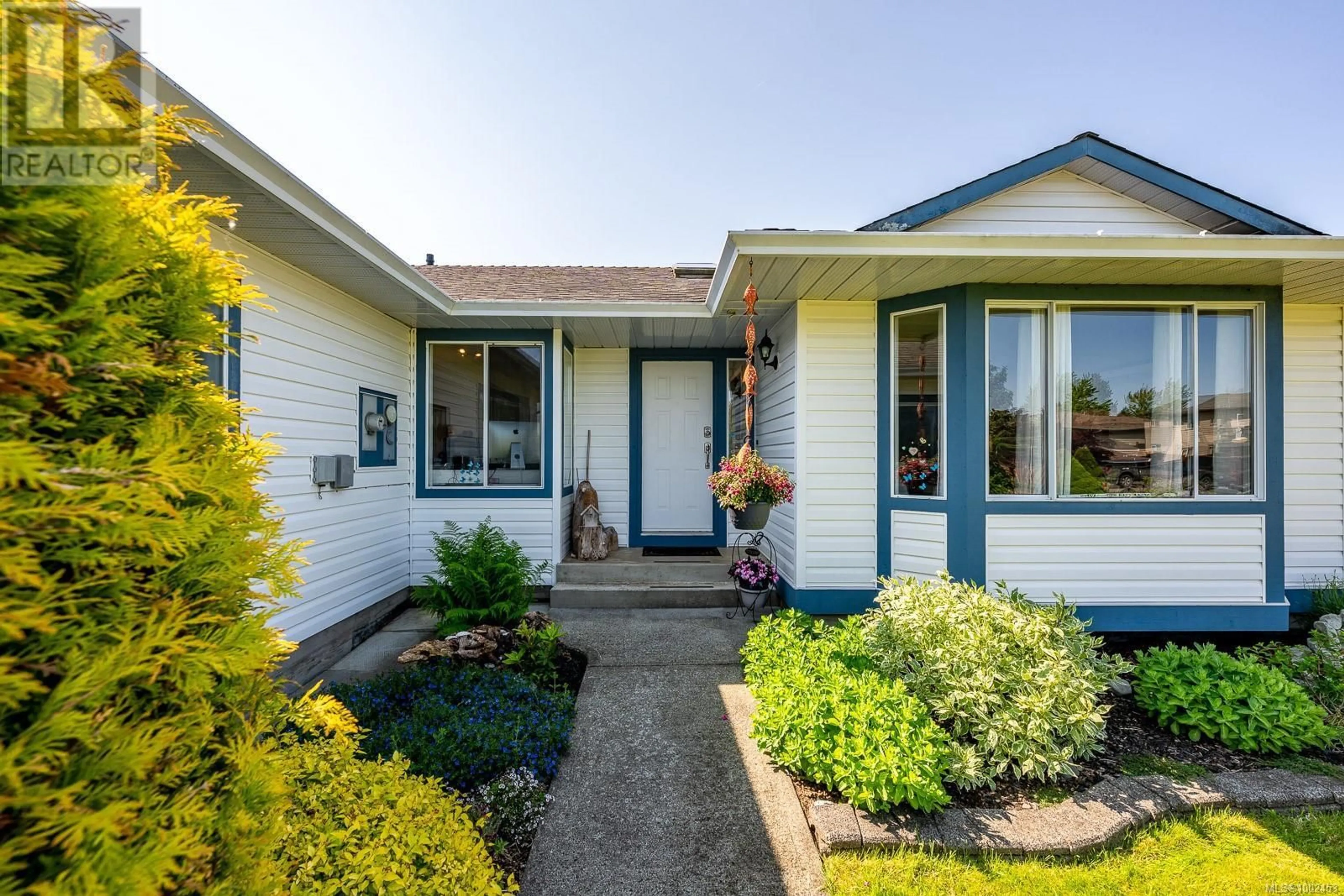 Home with vinyl exterior material, street for 215 UTAH DRIVE, Campbell River British Columbia V9W7K3