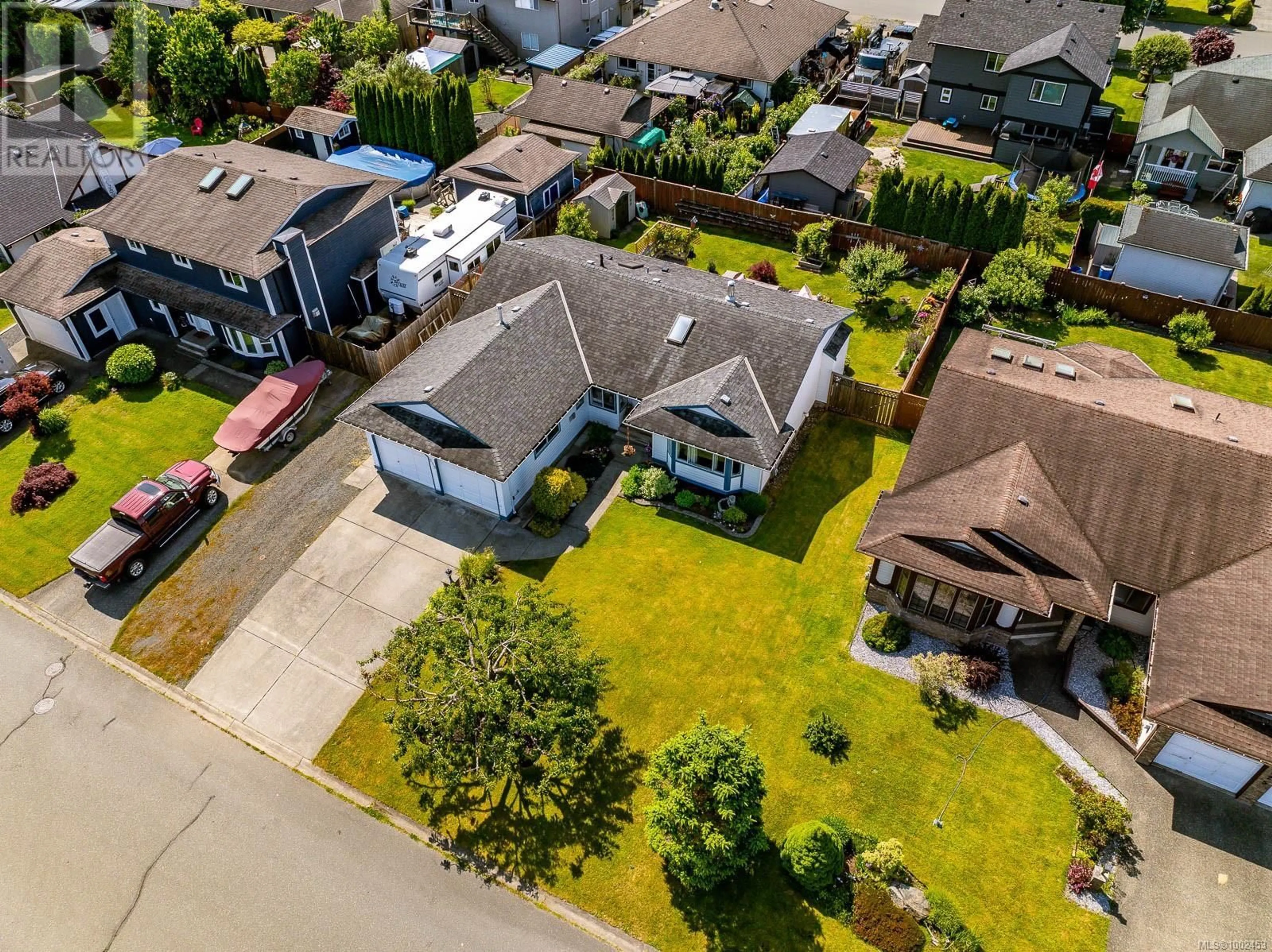 A pic from outside/outdoor area/front of a property/back of a property/a pic from drone, street for 215 UTAH DRIVE, Campbell River British Columbia V9W7K3
