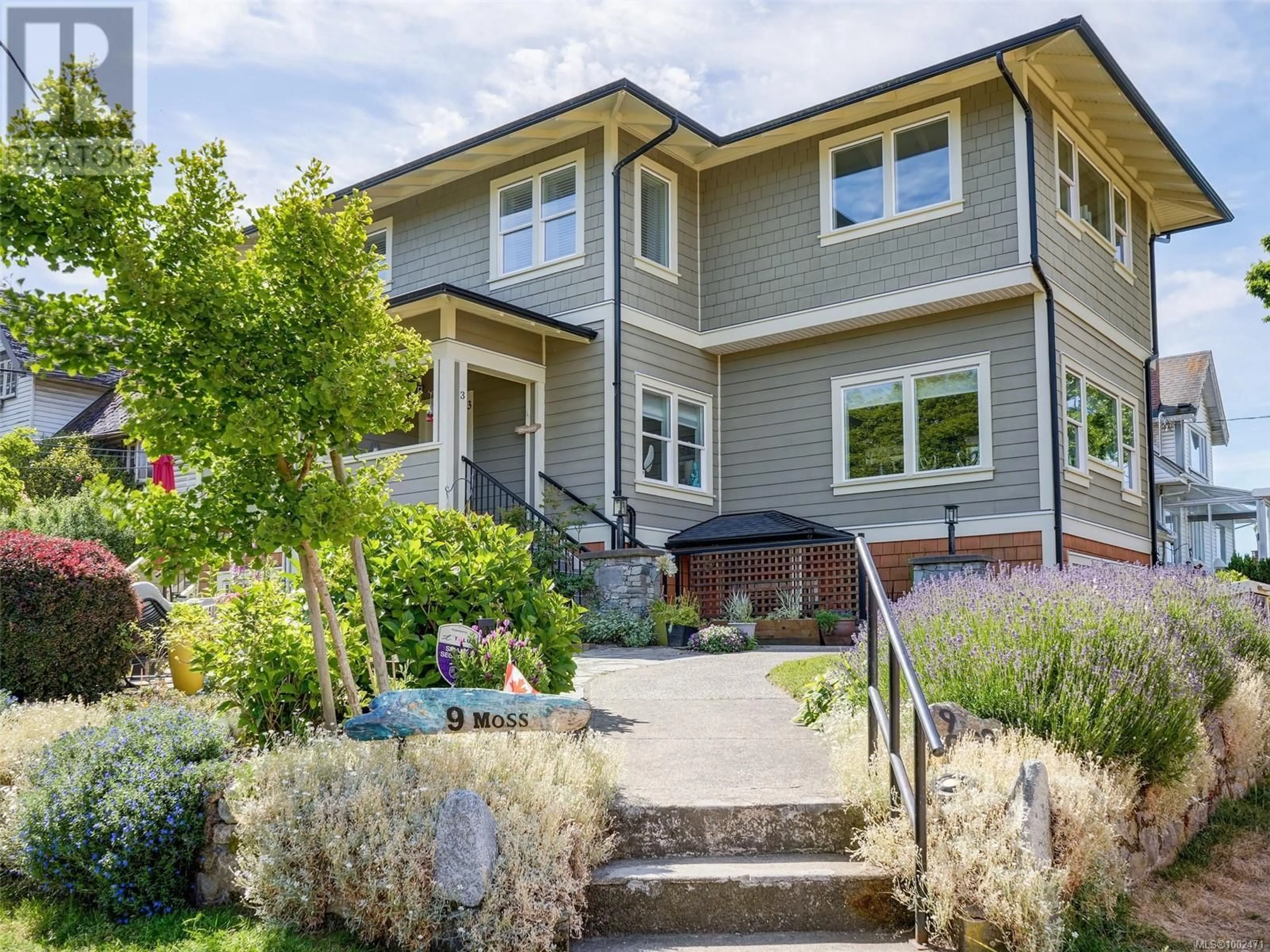 Home with vinyl exterior material, street for 3 - 9 MOSS STREET, Victoria British Columbia V8V4L7