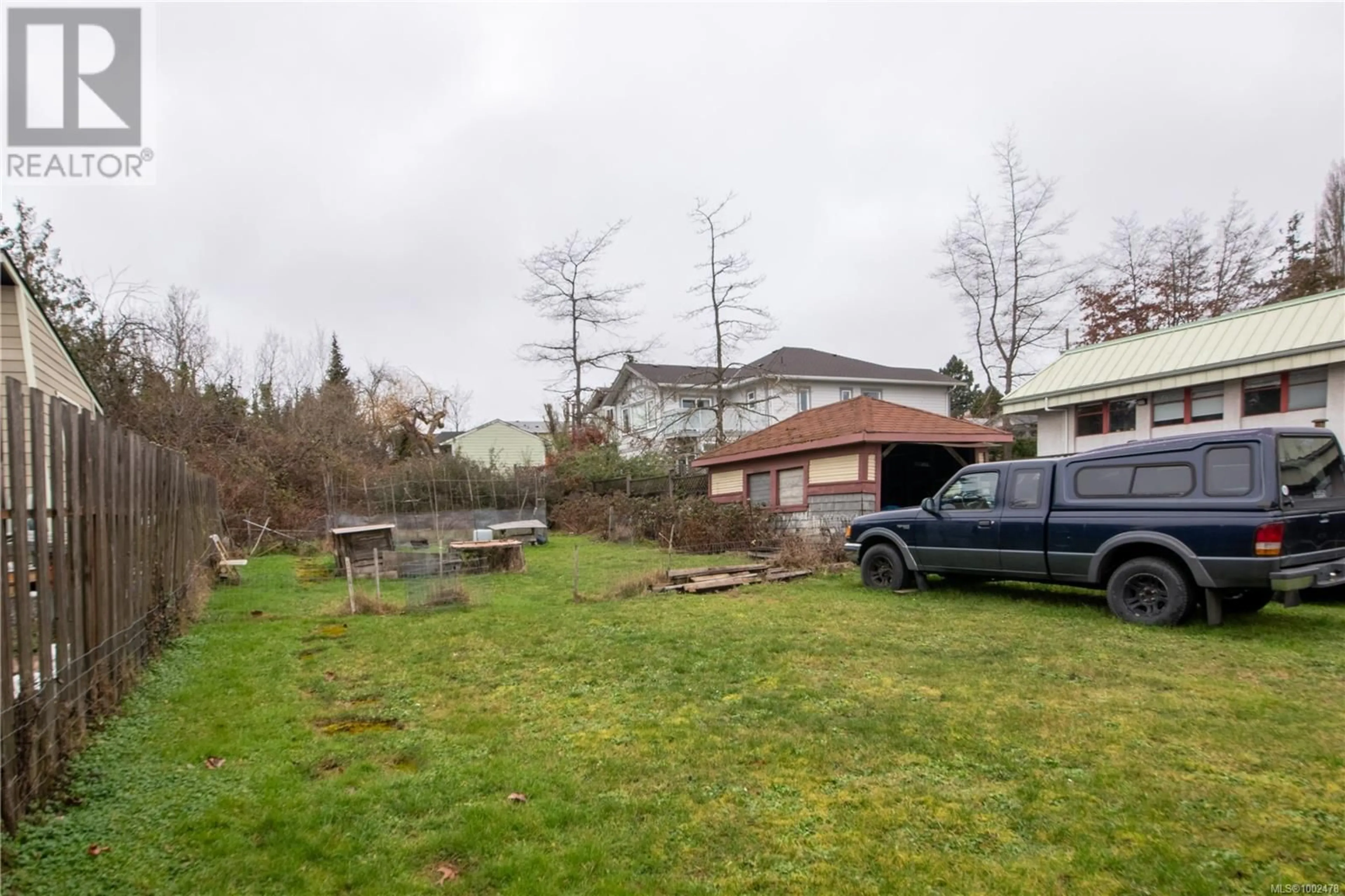 A pic from outside/outdoor area/front of a property/back of a property/a pic from drone, unknown for 920 CLOVERDALE AVENUE, Saanich British Columbia V8X2T3