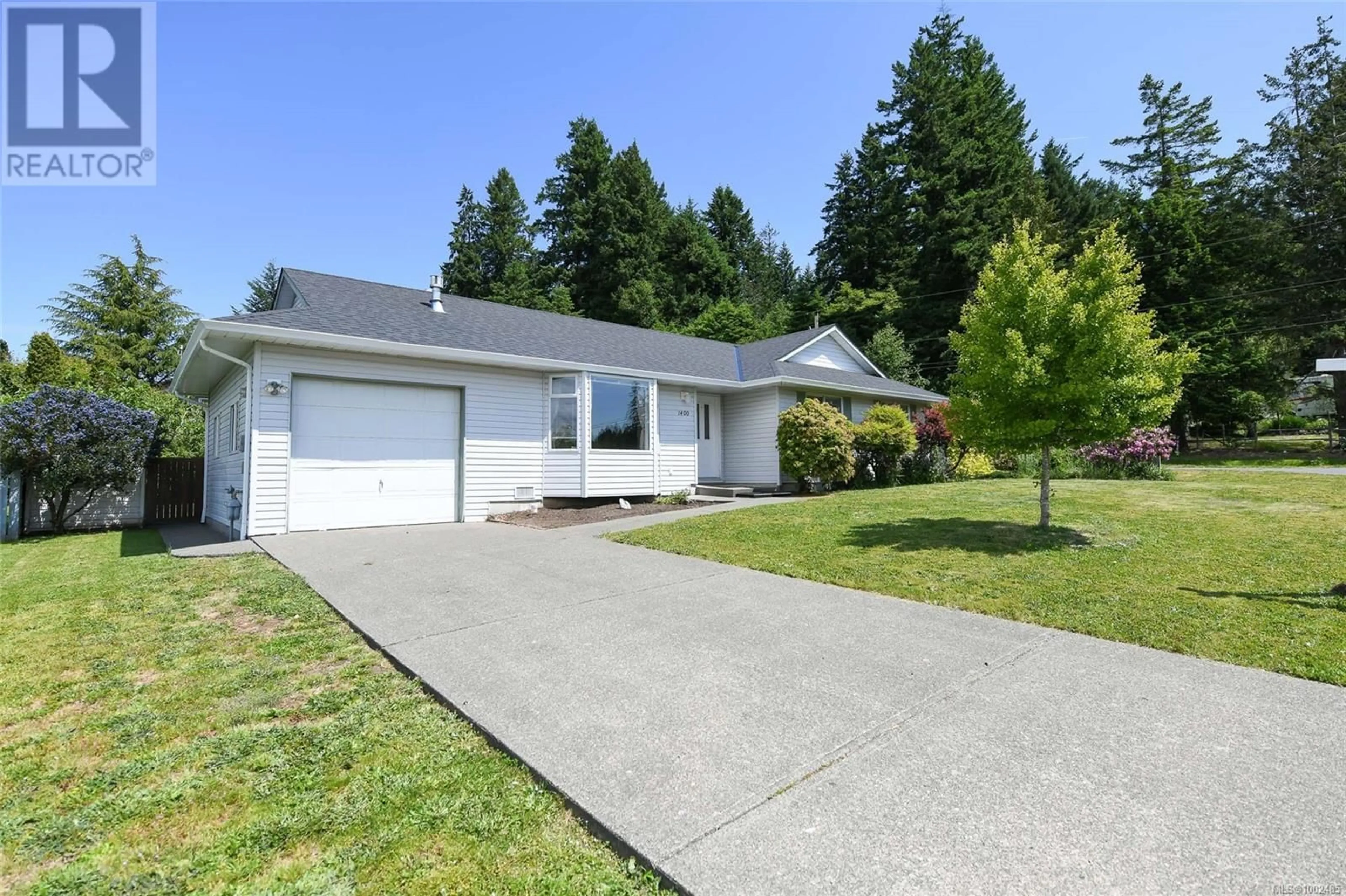 Home with vinyl exterior material, street for 1400 DOGWOOD AVENUE, Comox British Columbia V9M2Z5