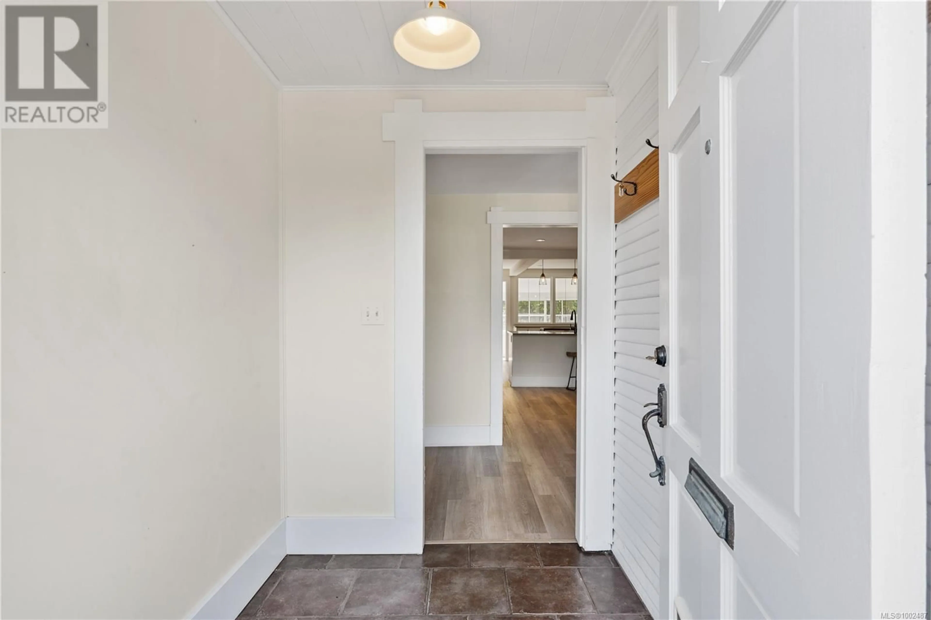 Indoor entryway for 1719 LEE AVENUE, Victoria British Columbia V8R4W7