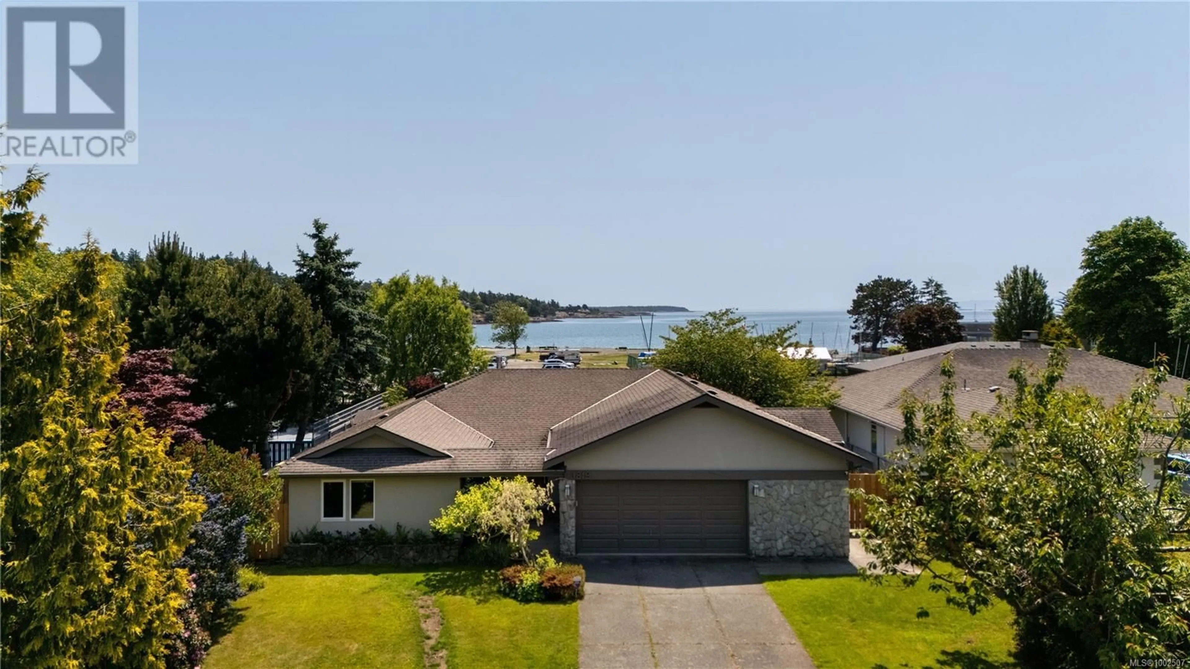 A pic from outside/outdoor area/front of a property/back of a property/a pic from drone, water/lake/river/ocean view for 3819 BEACHVIEW PLACE, Saanich British Columbia V8P5N8