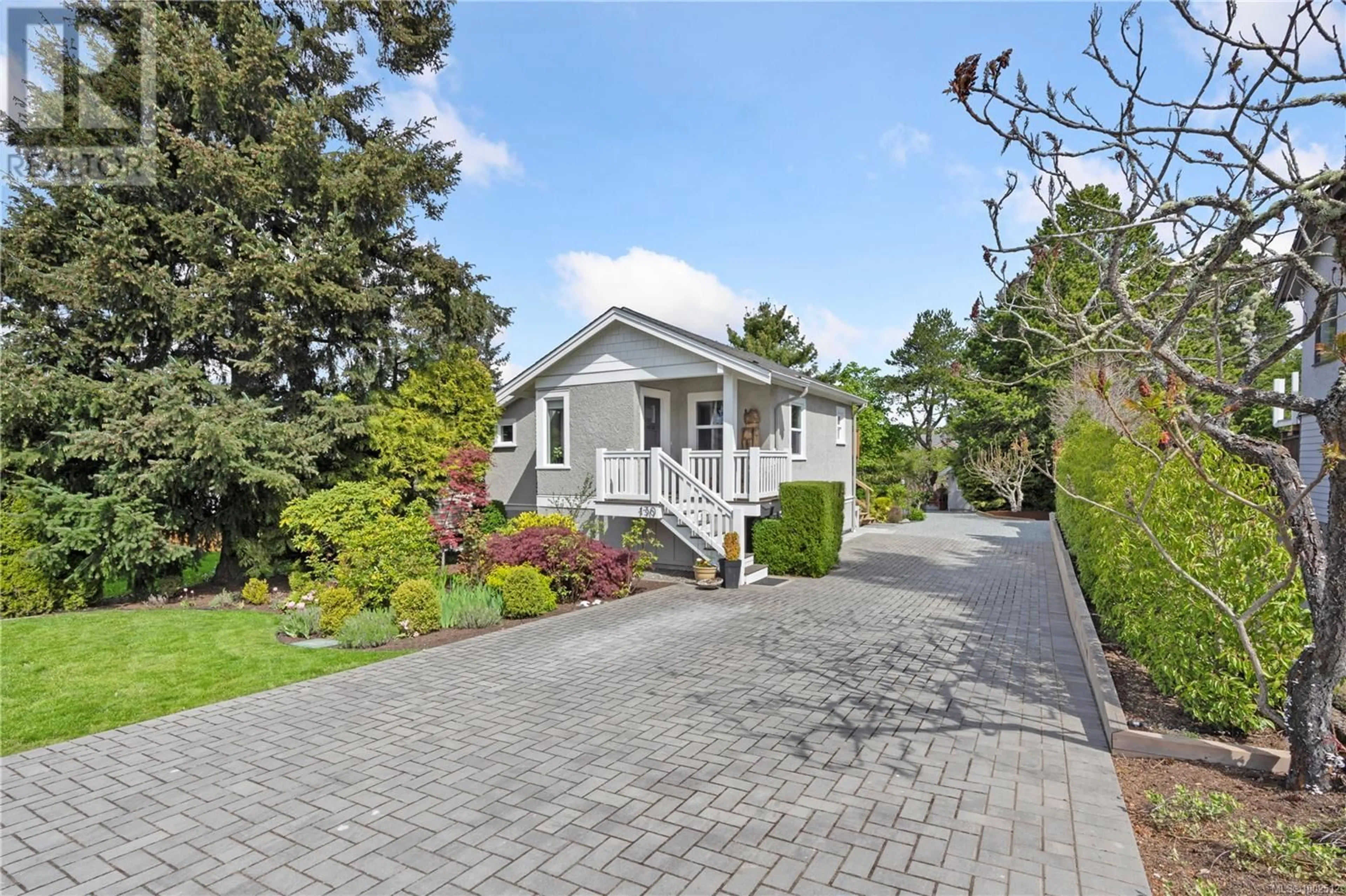 Home with vinyl exterior material, street for 130 HAMPTON ROAD, Saanich British Columbia V8Z1G7