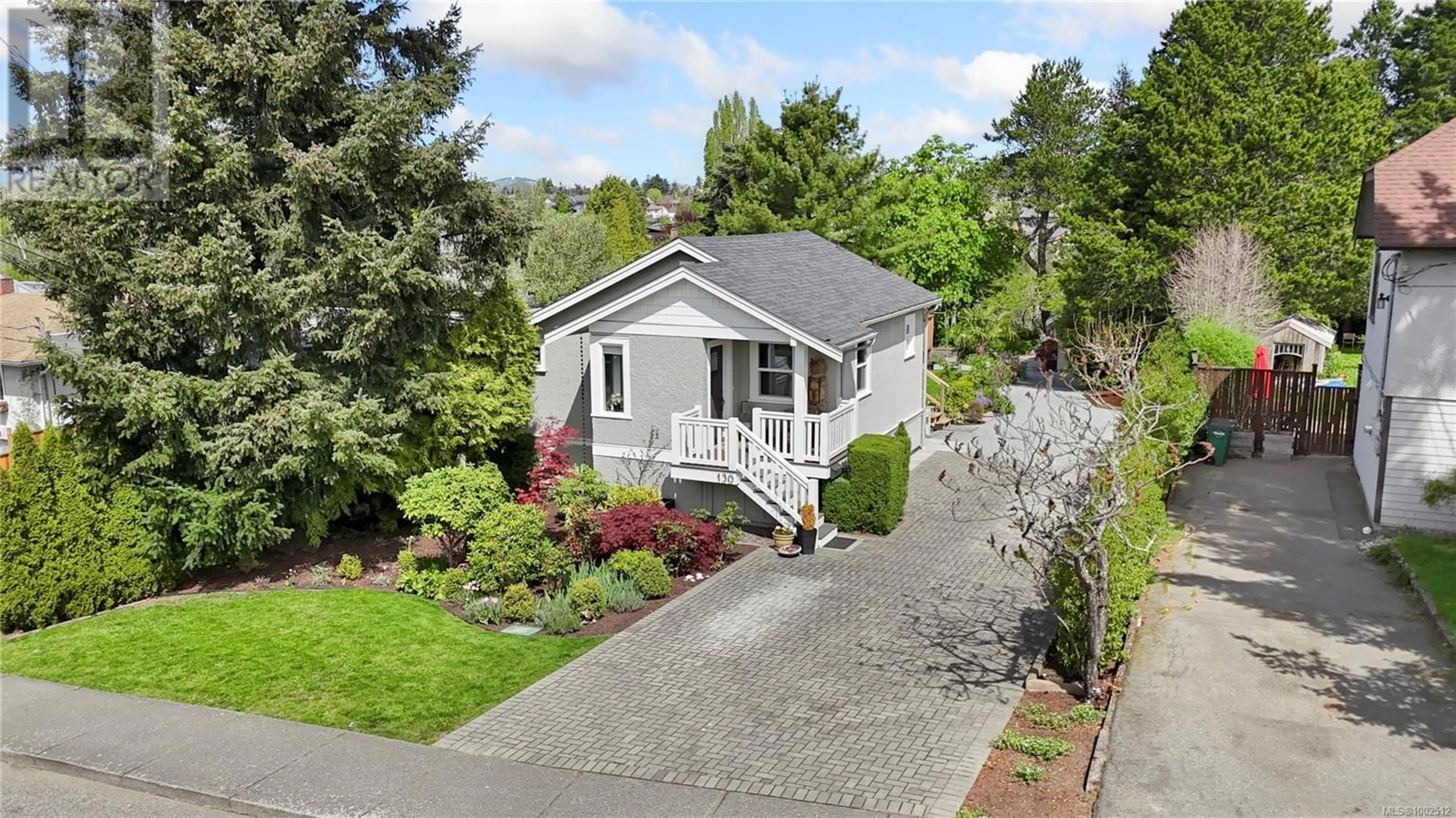 Home with vinyl exterior material, street for 130 HAMPTON ROAD, Saanich British Columbia V8Z1G7