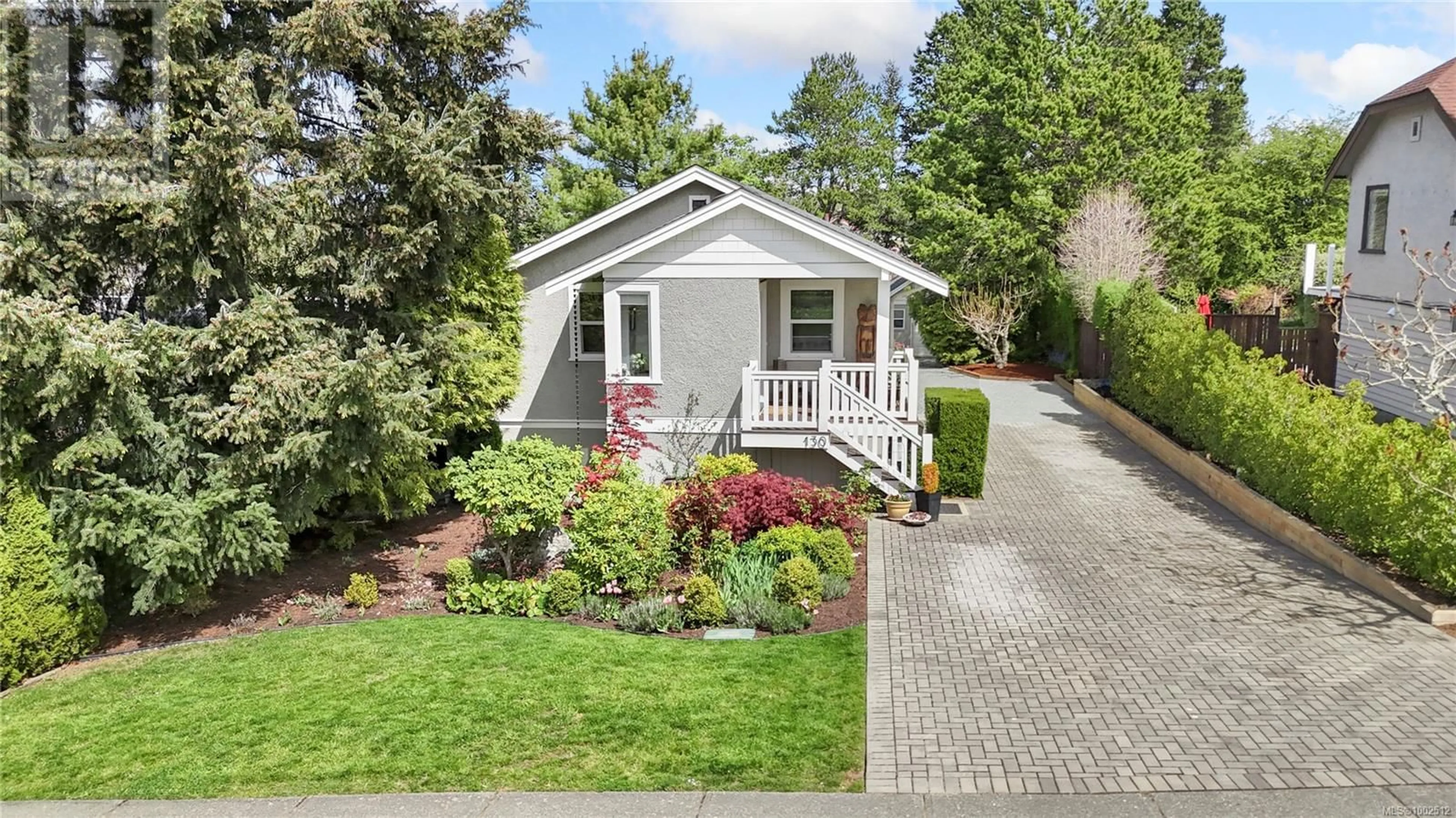 Home with vinyl exterior material, street for 130 HAMPTON ROAD, Saanich British Columbia V8Z1G7