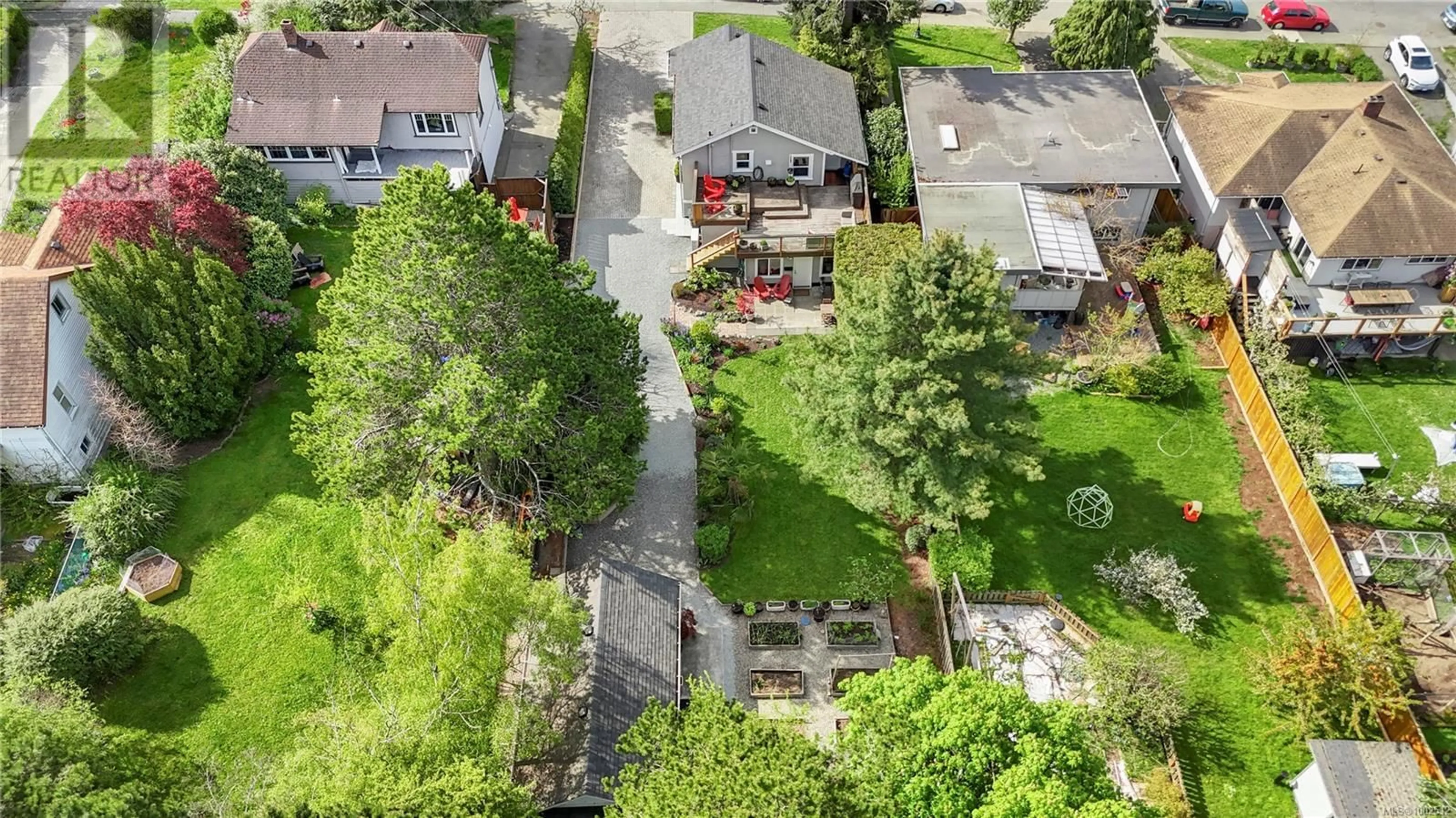 A pic from outside/outdoor area/front of a property/back of a property/a pic from drone, street for 130 HAMPTON ROAD, Saanich British Columbia V8Z1G7