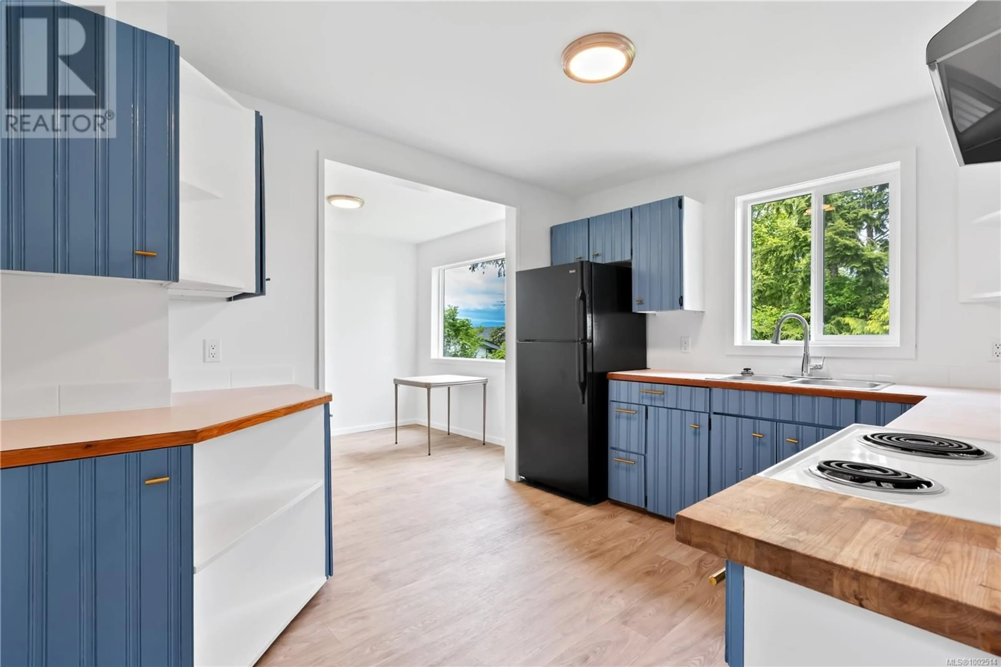 Open concept kitchen, unknown for 1527 PENINSULA ROAD, Ucluelet British Columbia V0R3A0