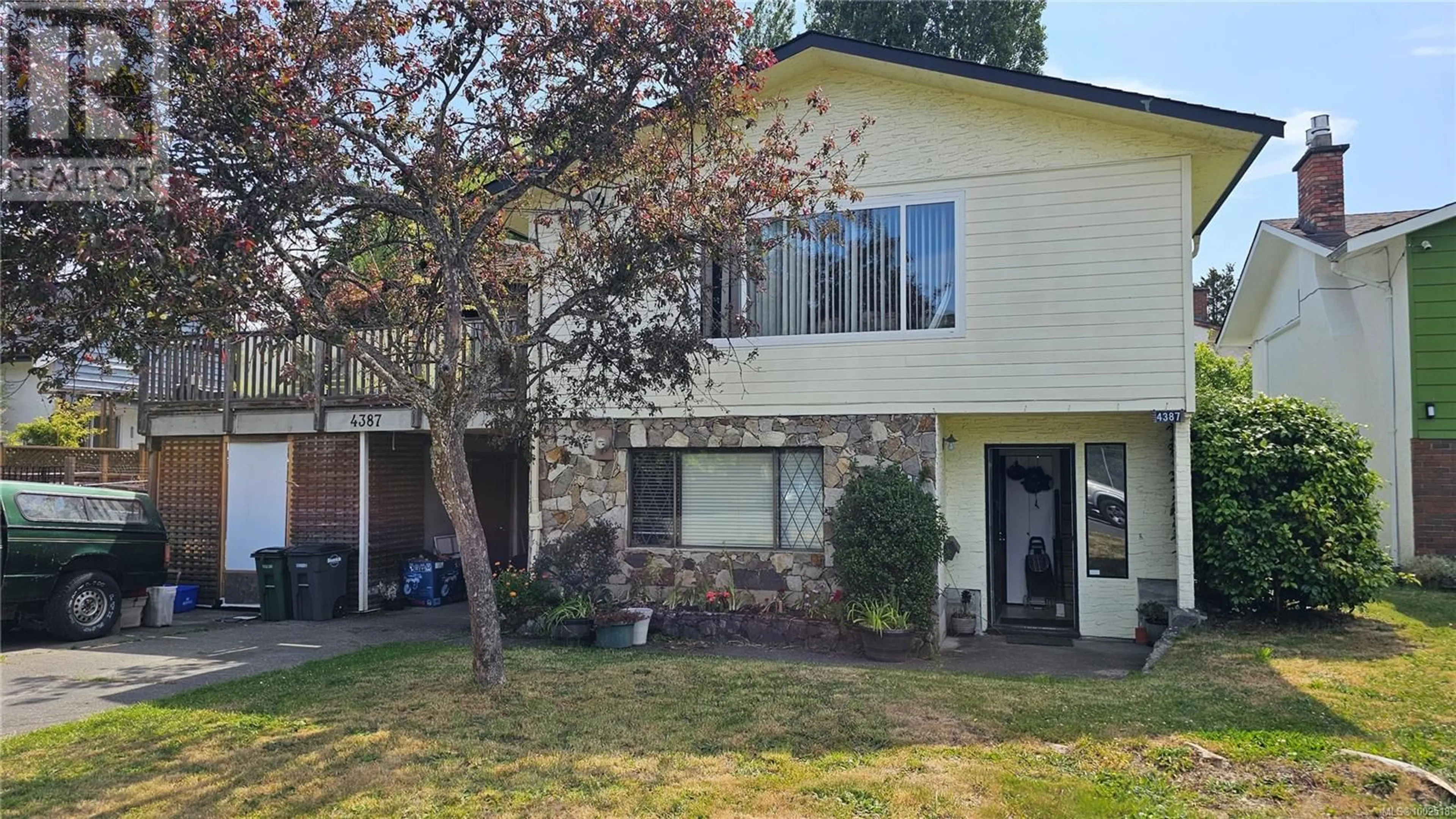 Home with vinyl exterior material, street for 4387 MAJESTIC DRIVE, Saanich British Columbia V8N3H4