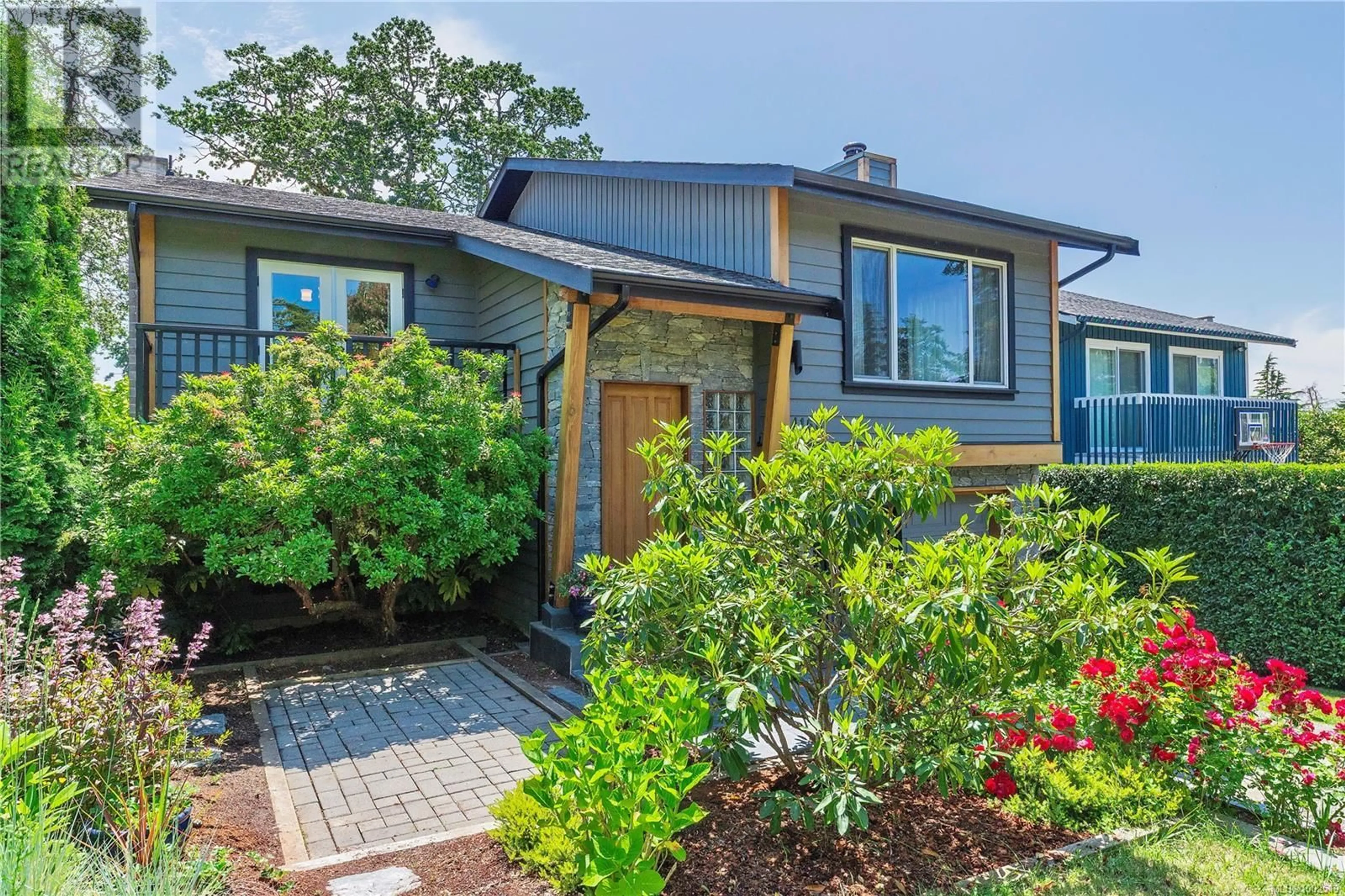 Home with vinyl exterior material, street for 4168 SPRINGRIDGE CRESCENT, Saanich British Columbia V8Z4Y5