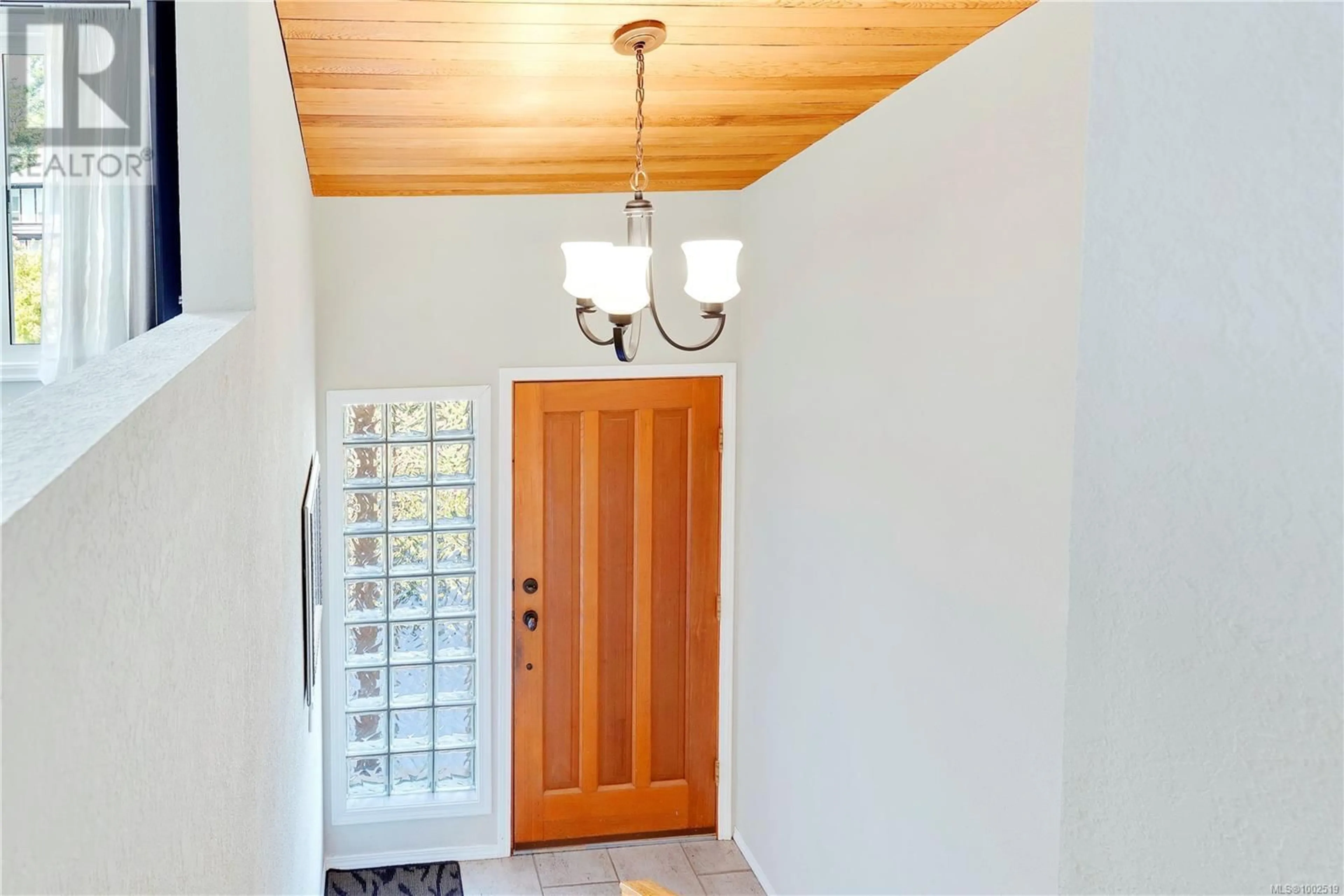 Indoor entryway for 4168 SPRINGRIDGE CRESCENT, Saanich British Columbia V8Z4Y5