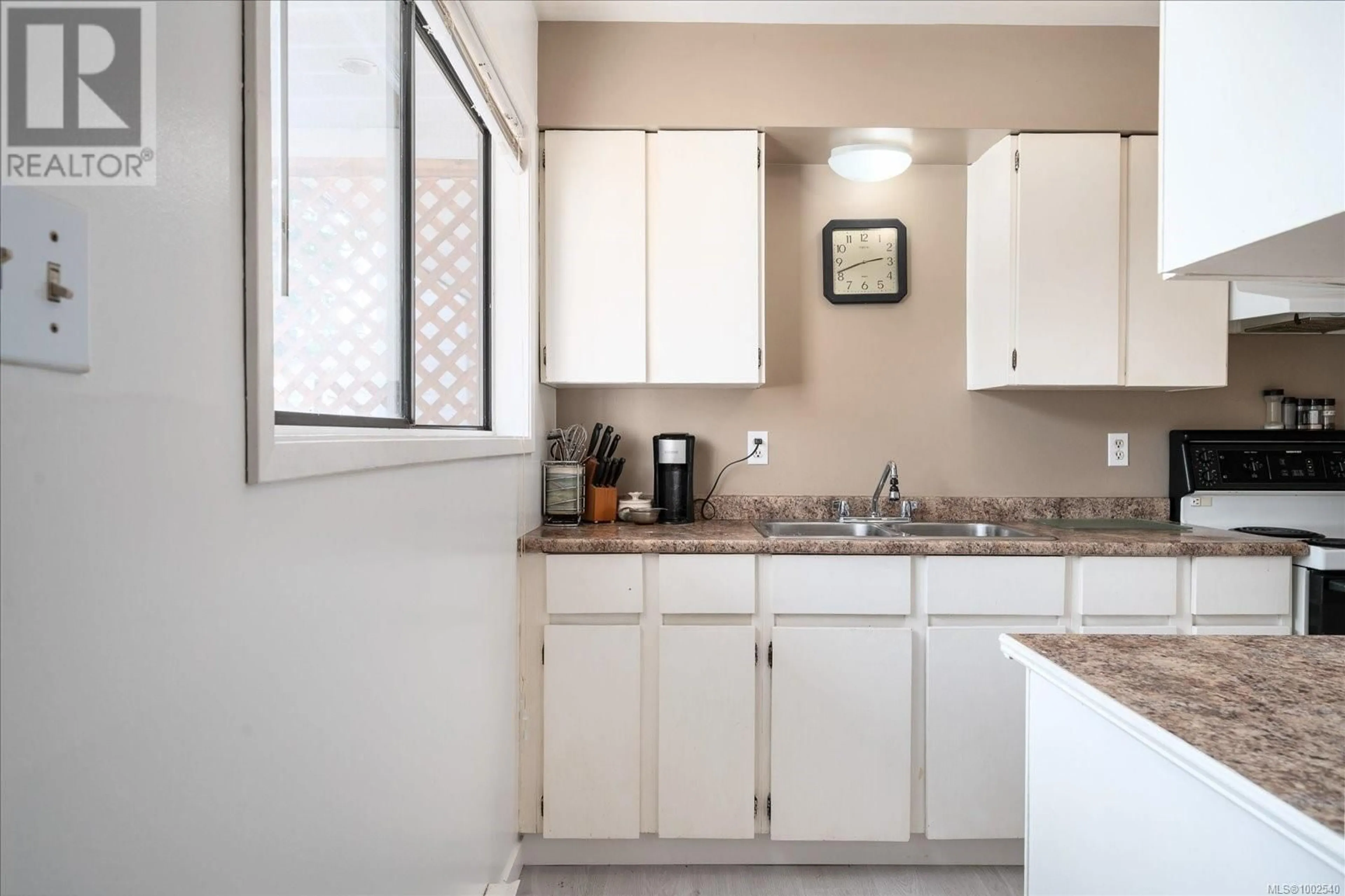 Standard kitchen, ceramic/tile floor for 4 - 1195 STUART PLACE, Ladysmith British Columbia V9G1P4