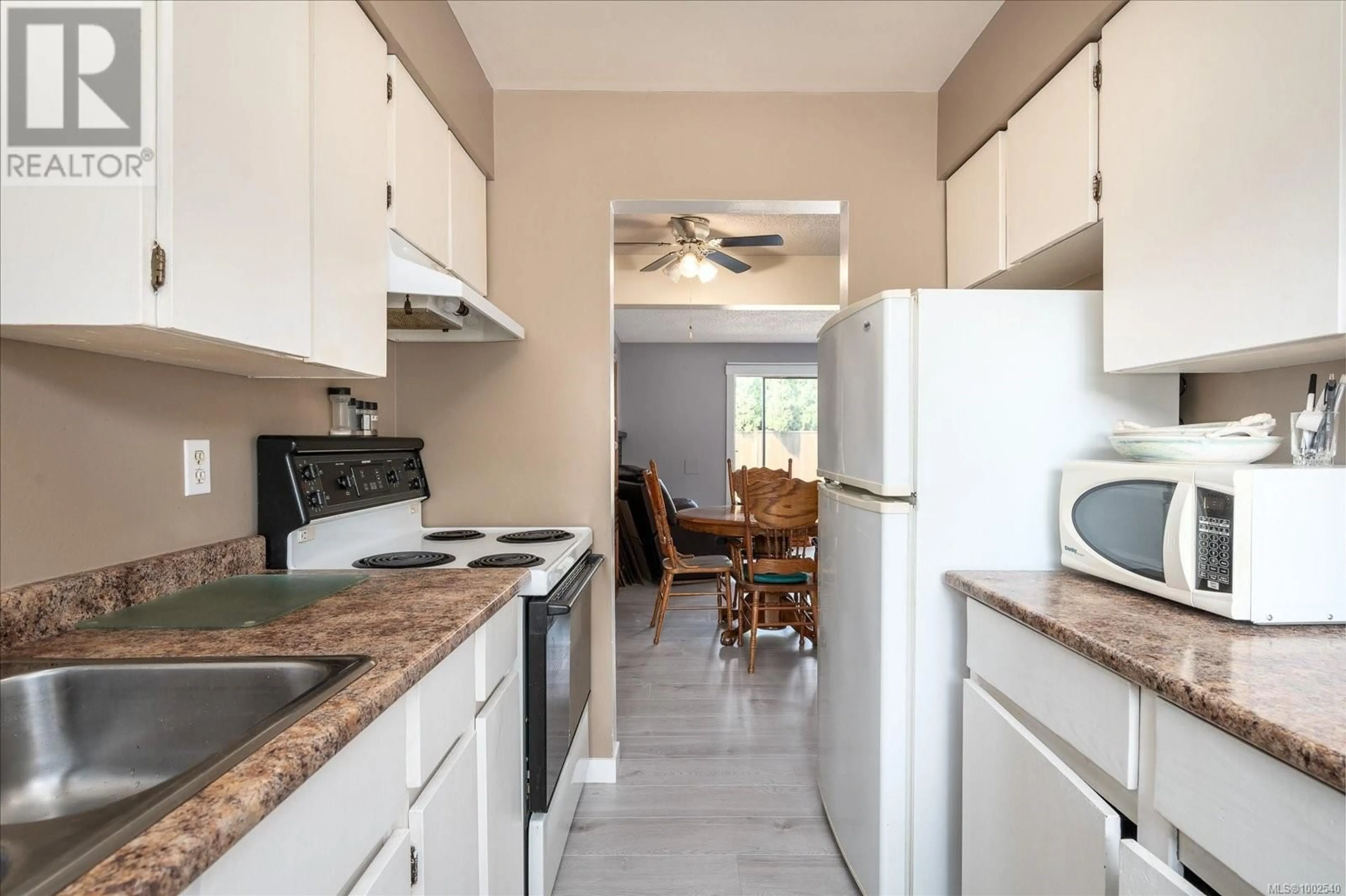 Standard kitchen, ceramic/tile floor for 4 - 1195 STUART PLACE, Ladysmith British Columbia V9G1P4