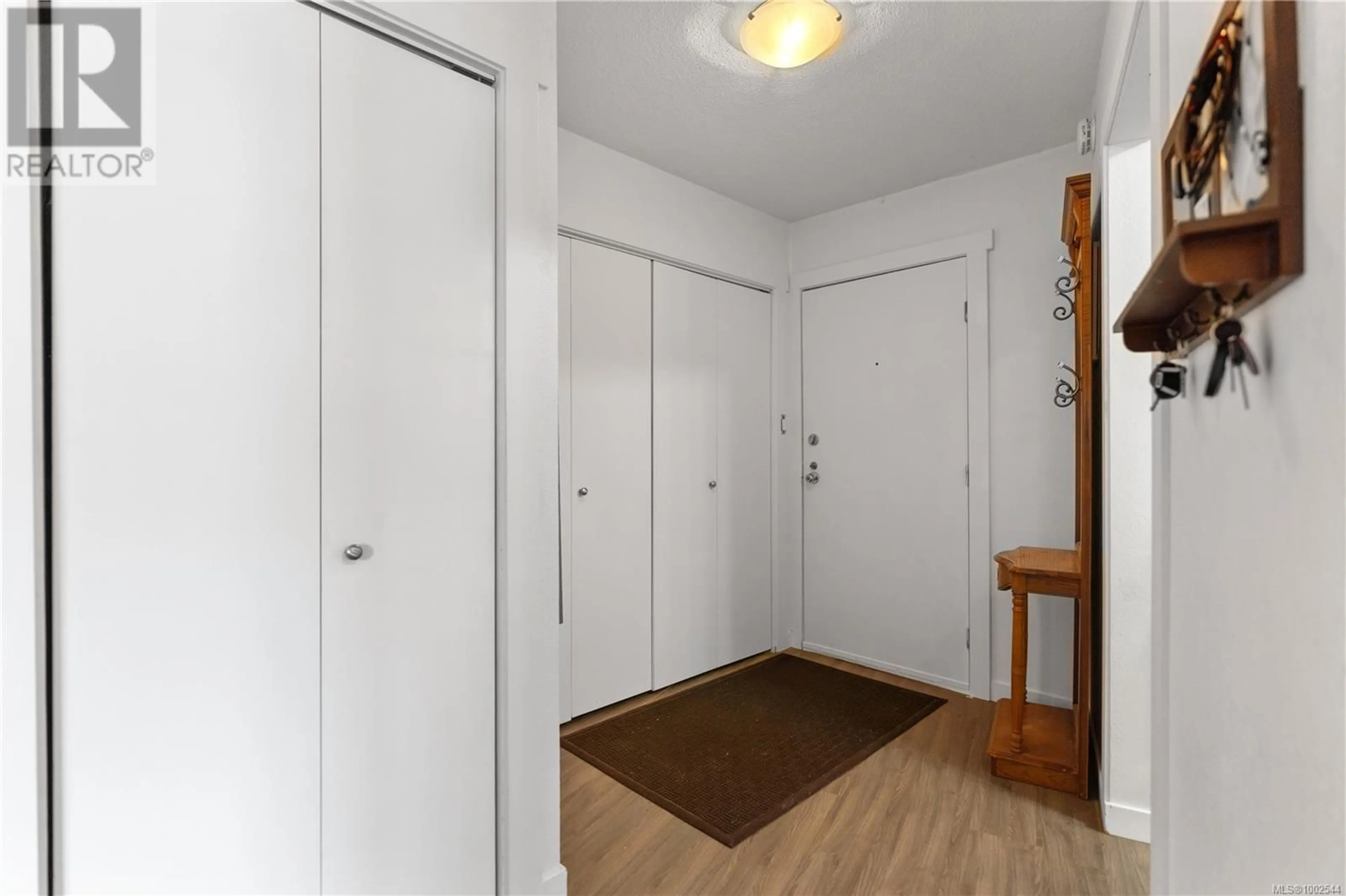 Indoor entryway for 303 - 848 ESQUIMALT ROAD, Esquimalt British Columbia V9A6W9