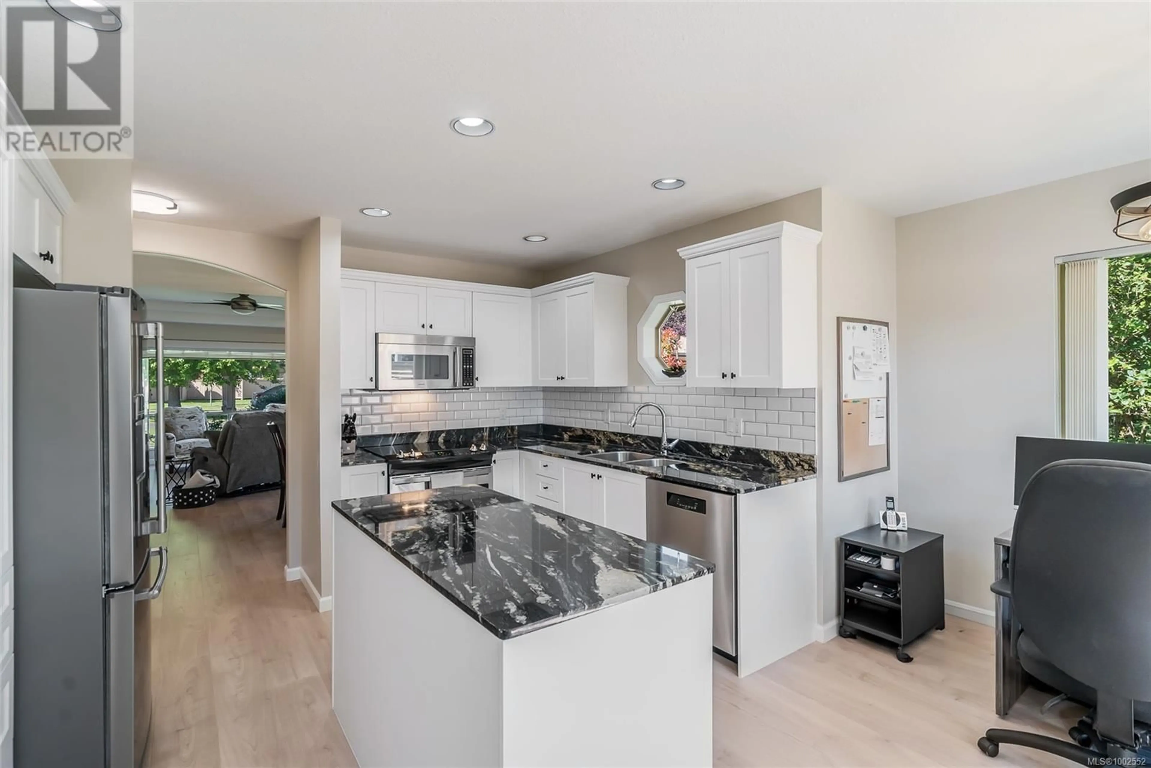 Open concept kitchen, ceramic/tile floor for 18 - 310 PYM STREET NORTH, Parksville British Columbia V9P2P4