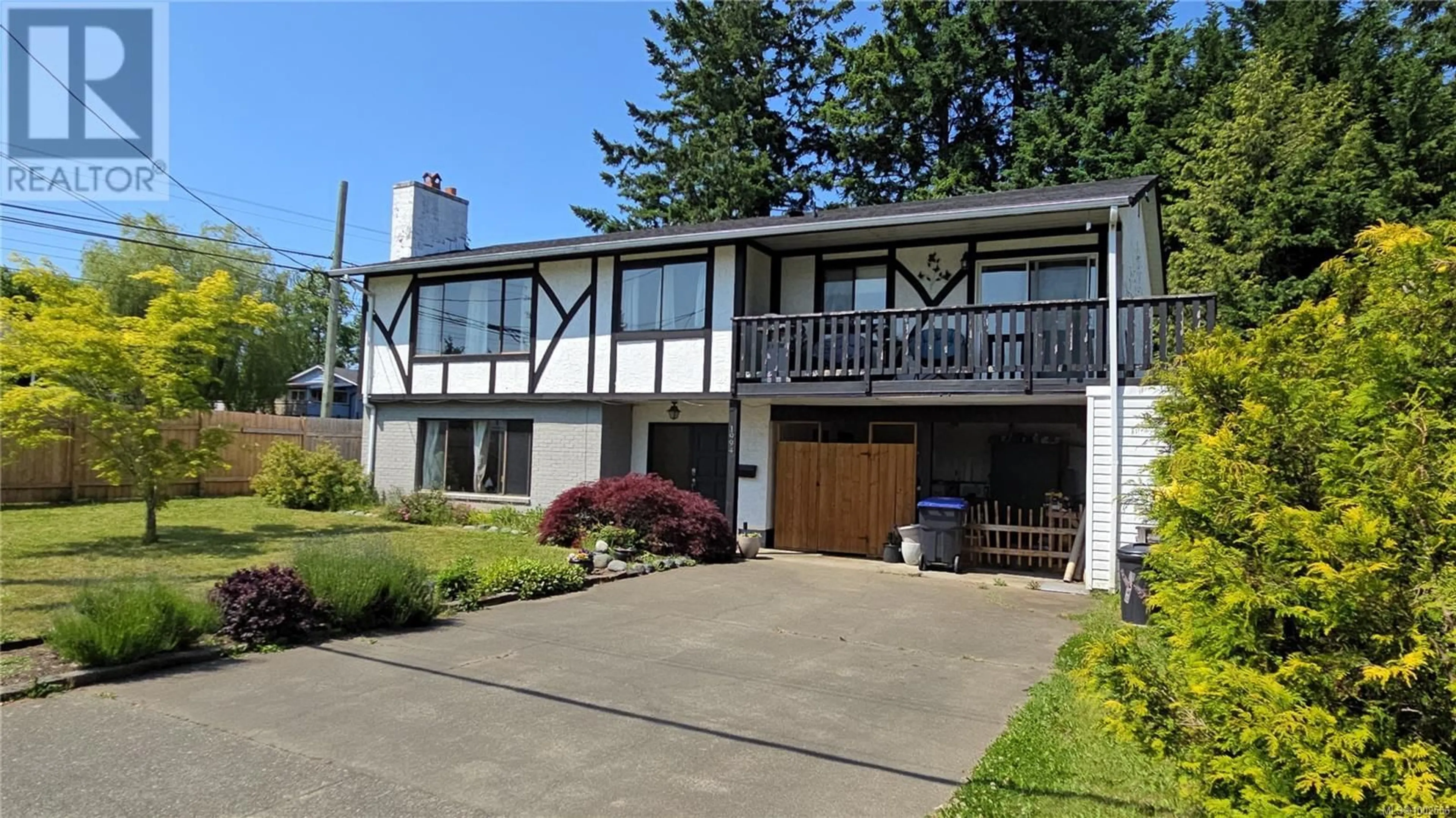 Home with vinyl exterior material, street for 1994 BOLT AVENUE, Comox British Columbia V9M2J4