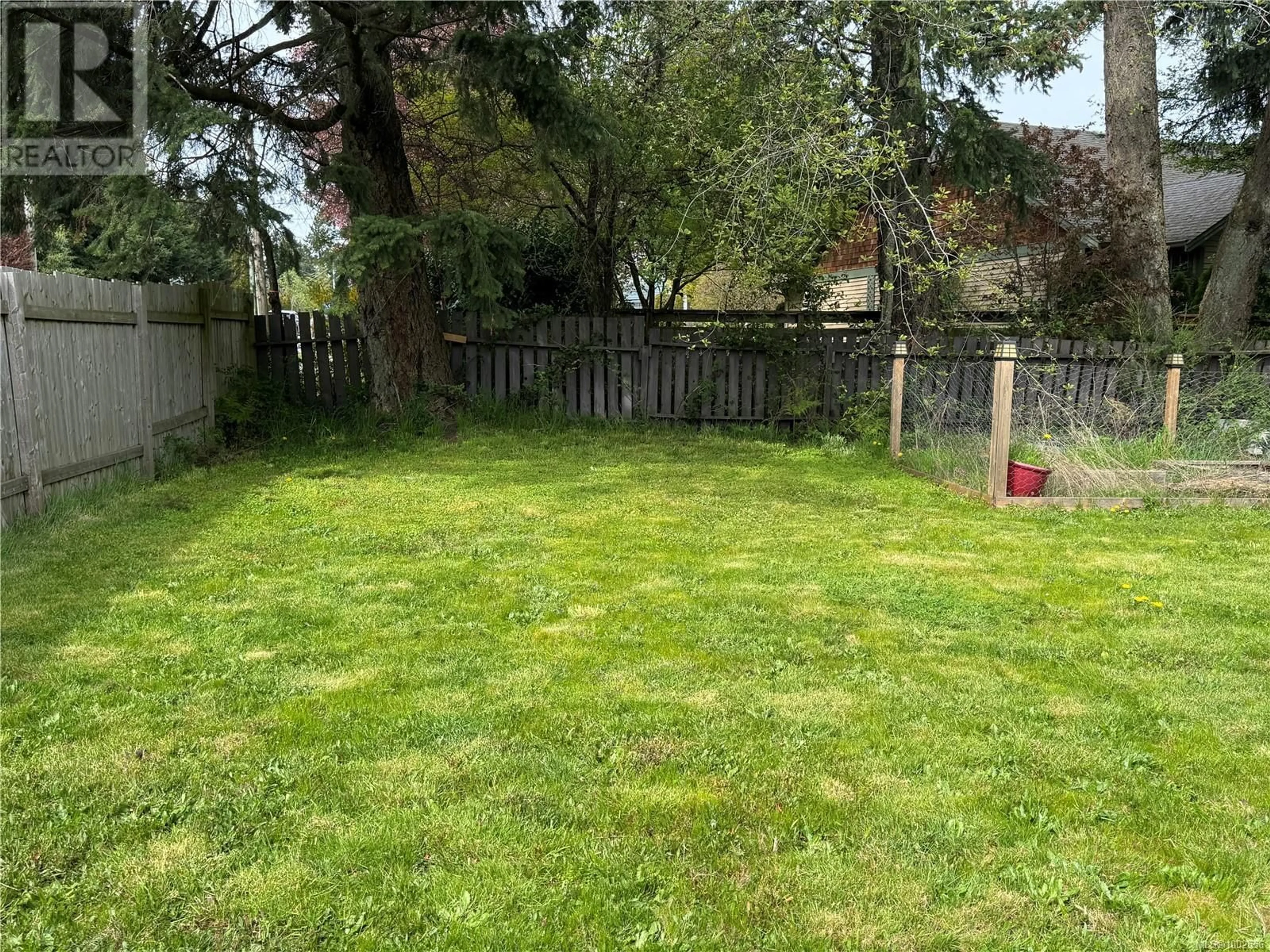 A pic from outside/outdoor area/front of a property/back of a property/a pic from drone, street for 1994 BOLT AVENUE, Comox British Columbia V9M2J4