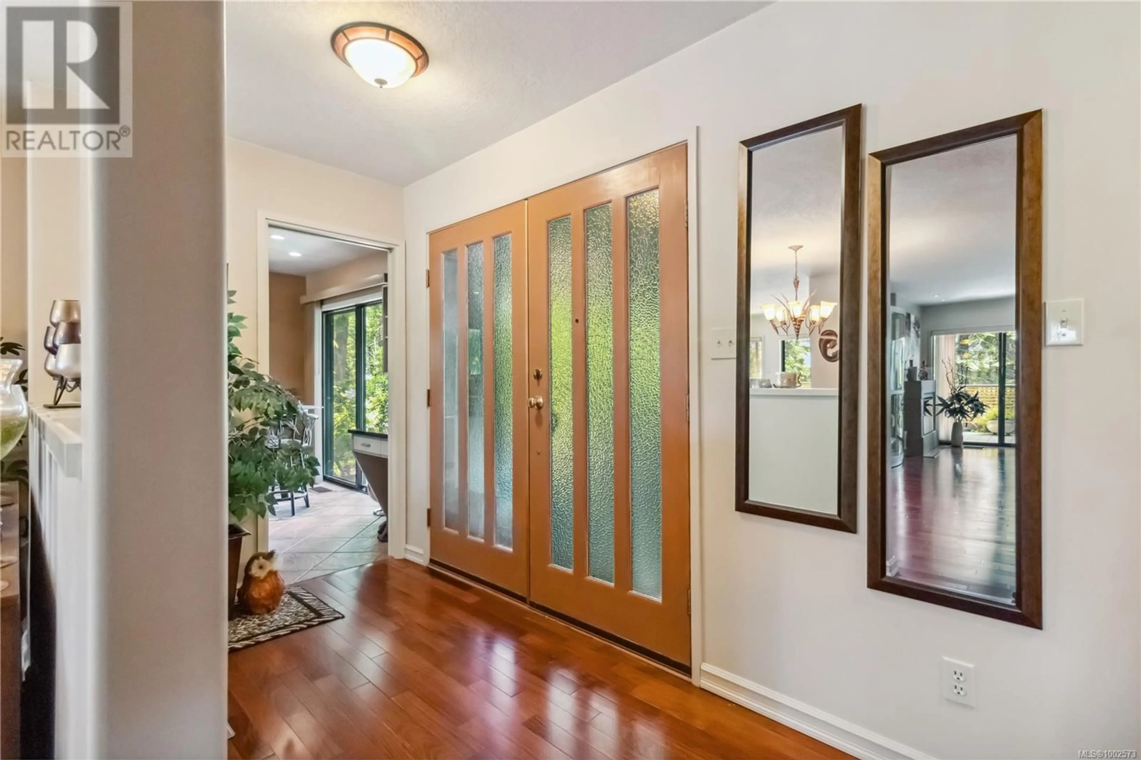 Indoor entryway for 1 - 981 FIR TREE GLEN, Saanich British Columbia V8X5B8