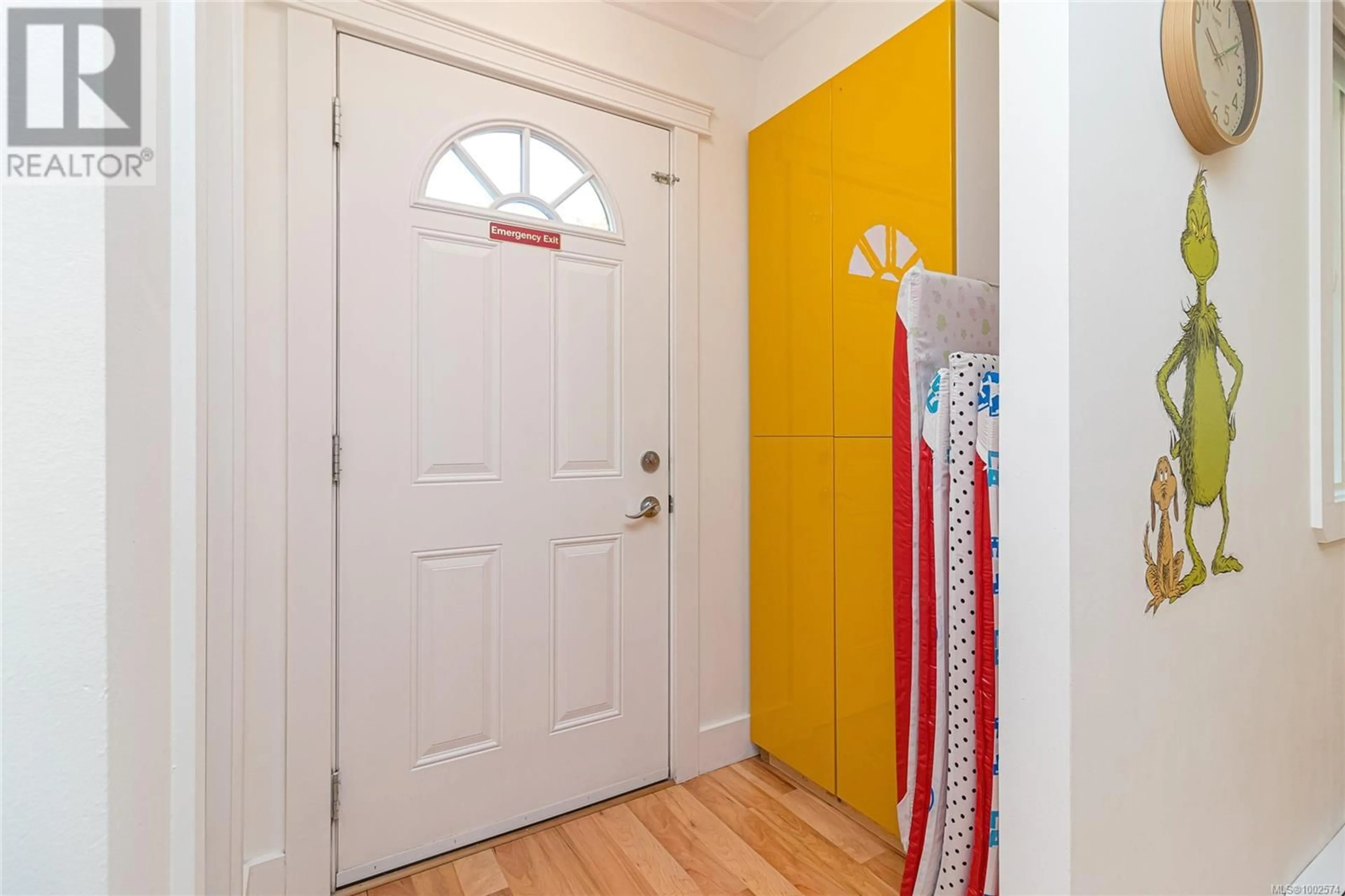 Indoor entryway for 2545 GRAHAM STREET, Victoria British Columbia V8T3Y6