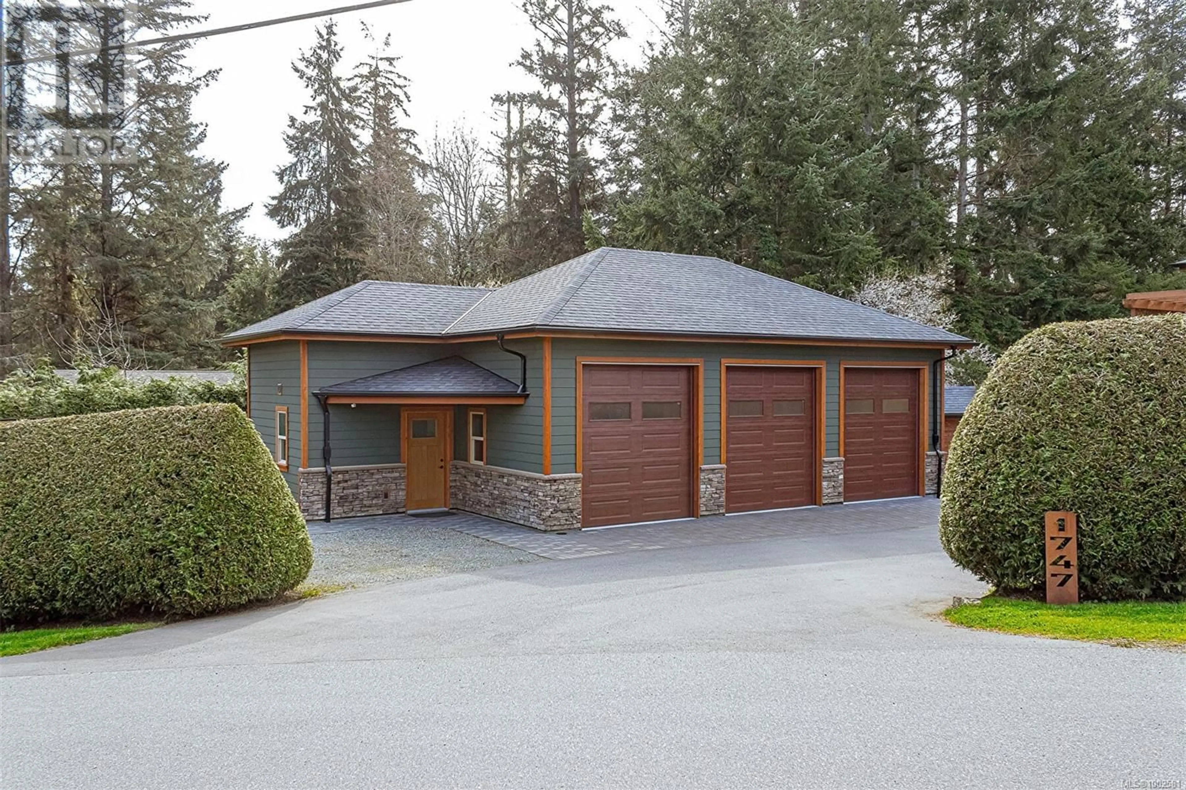 Indoor garage for 1747 WHIFFIN SPIT ROAD, Sooke British Columbia V9Z0T9