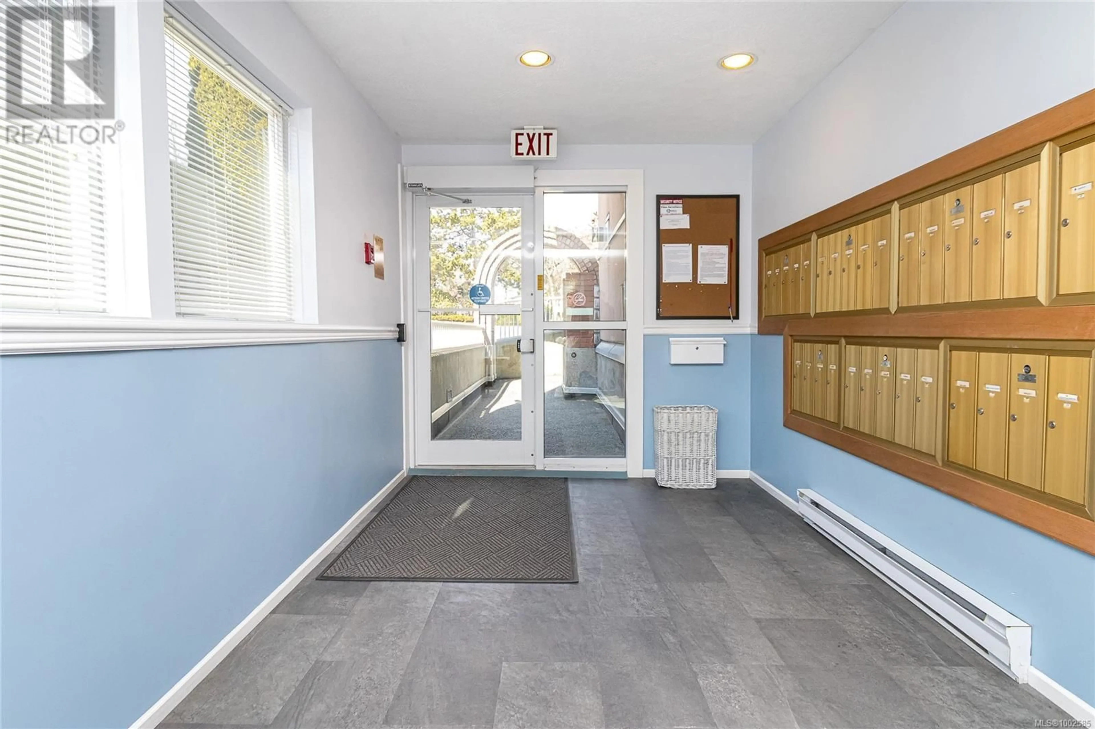 Indoor foyer for 307 - 1519 HILLSIDE AVENUE, Victoria British Columbia V8T2C1