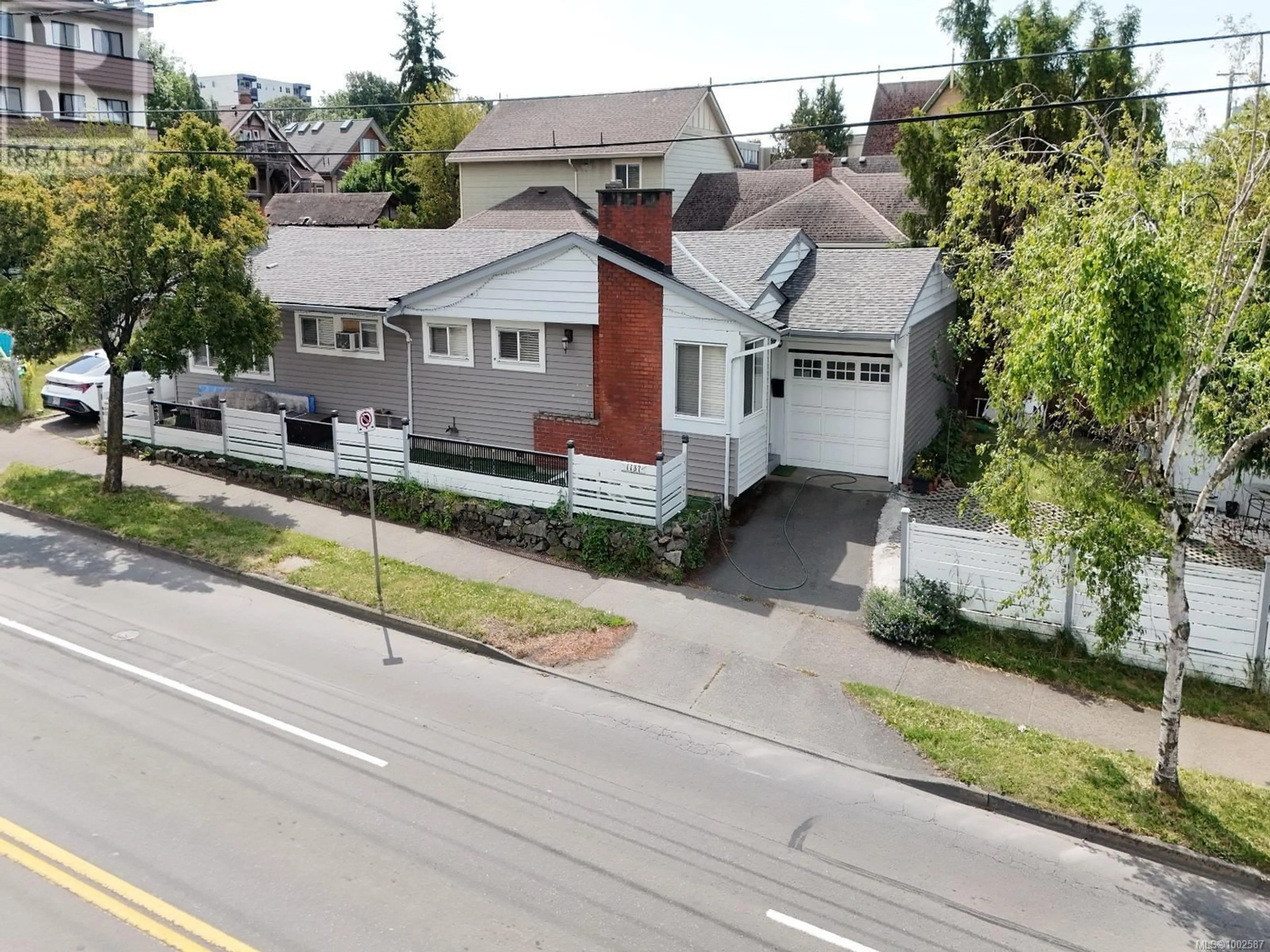 A pic from outside/outdoor area/front of a property/back of a property/a pic from drone, street for 1137 HILLSIDE AVENUE, Victoria British Columbia V8T2A8